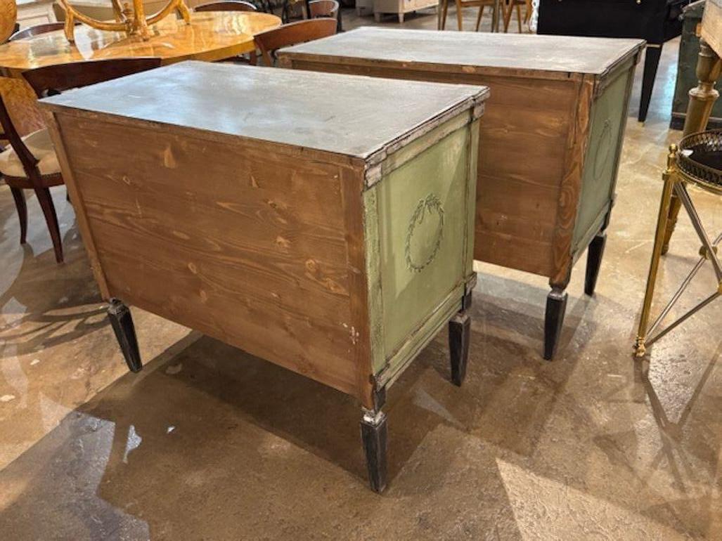 Paire de coffres allemands peints à la main en vert avec un design néo-classique Bon état - En vente à Dallas, TX