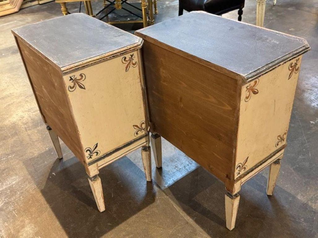 Allemand Paire de tables de chevet néoclassiques allemandes peintes à la main en vente