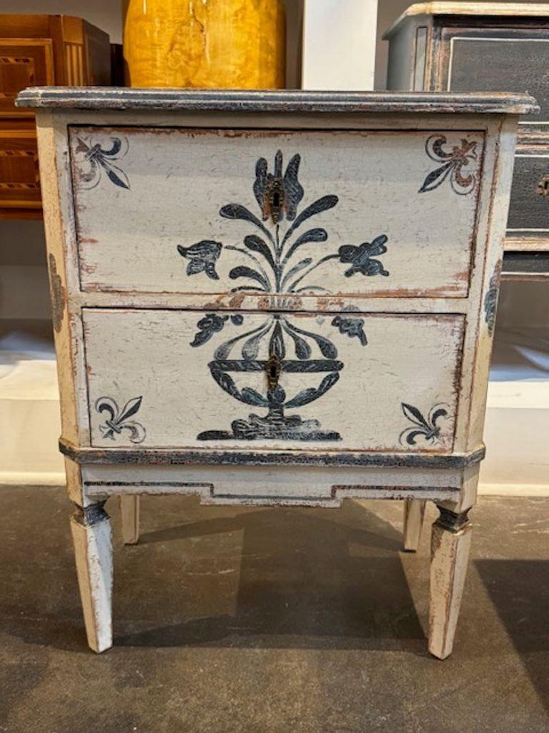 Paire de tables de chevet néoclassiques allemandes peintes à la main Bon état - En vente à Dallas, TX