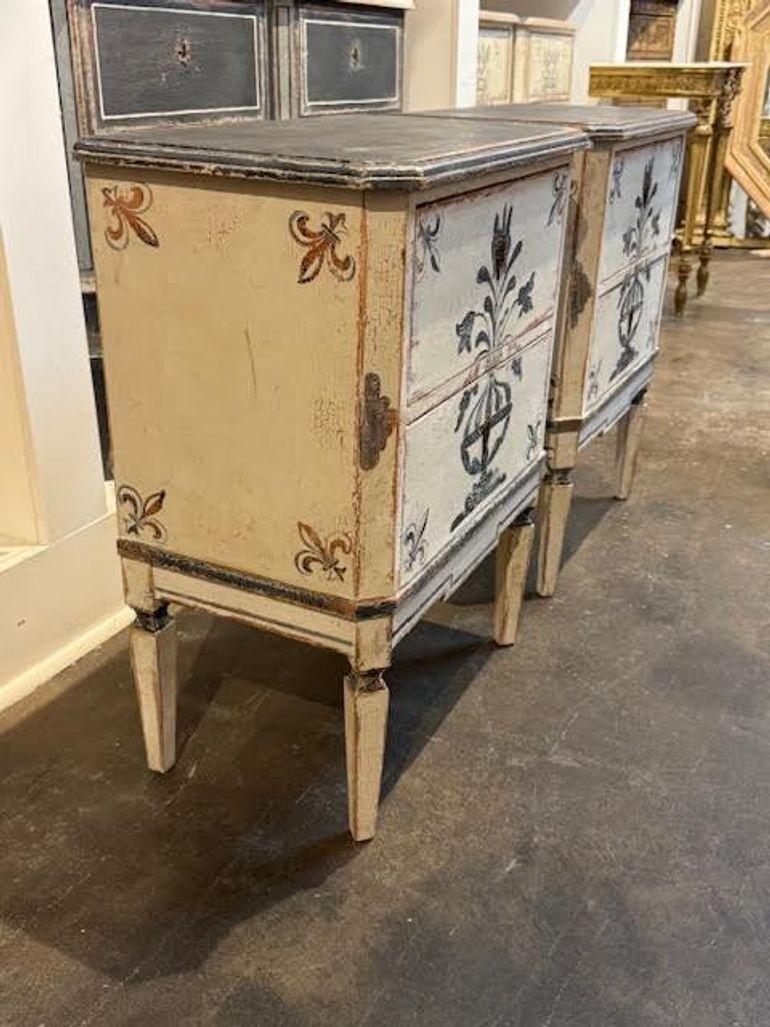 XXIe siècle et contemporain Paire de tables de chevet néoclassiques allemandes peintes à la main en vente