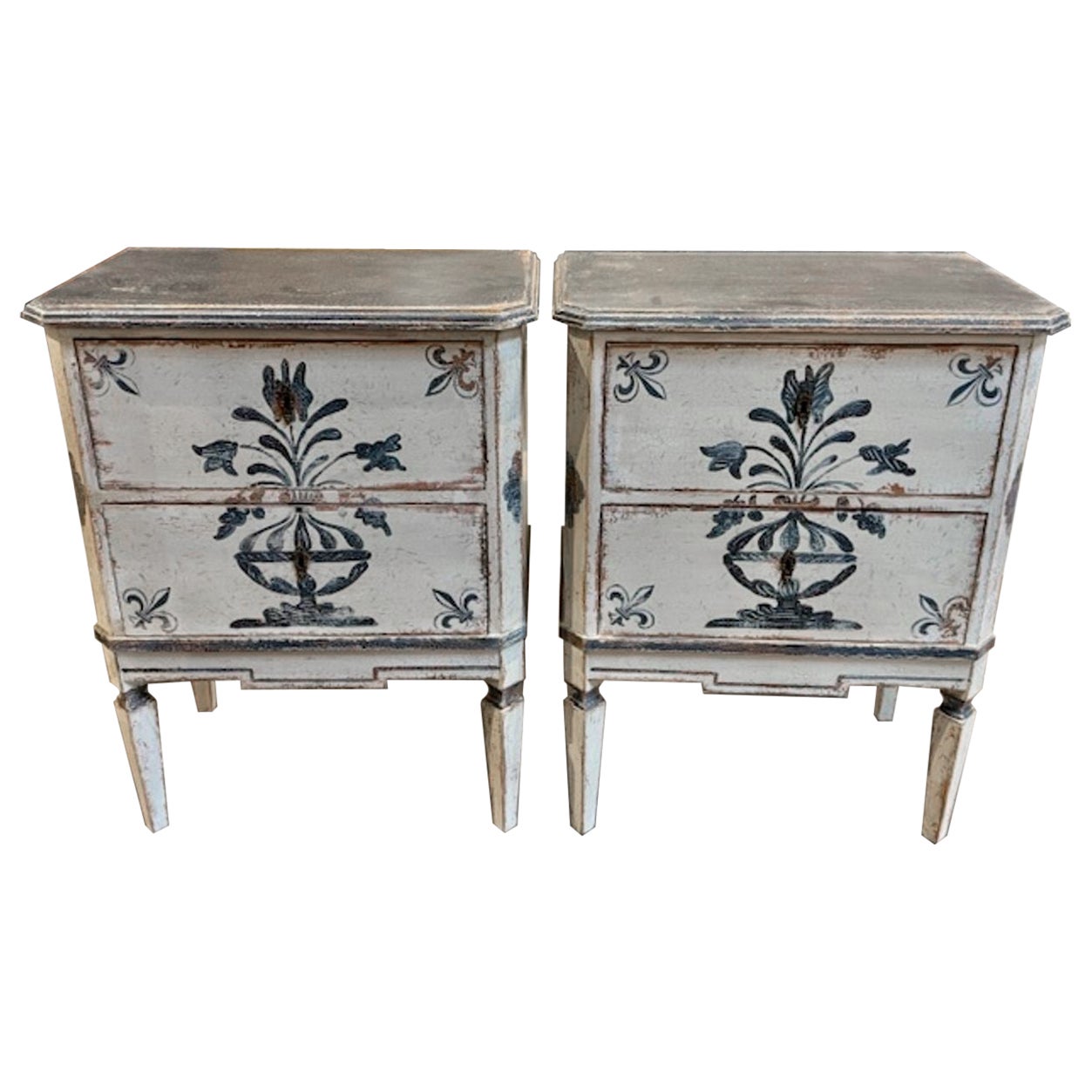 Paire de tables de chevet néoclassiques allemandes peintes à la main