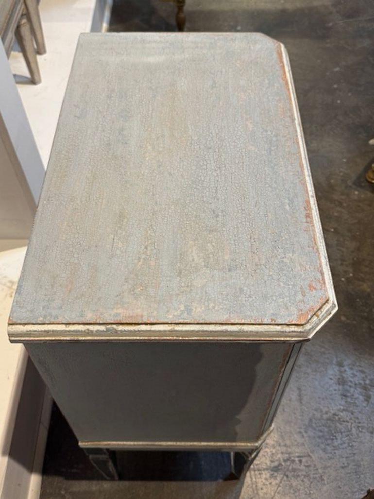 Peint à la main Pair of German Hand painted Side Tables in Navy Blue and Grey en vente