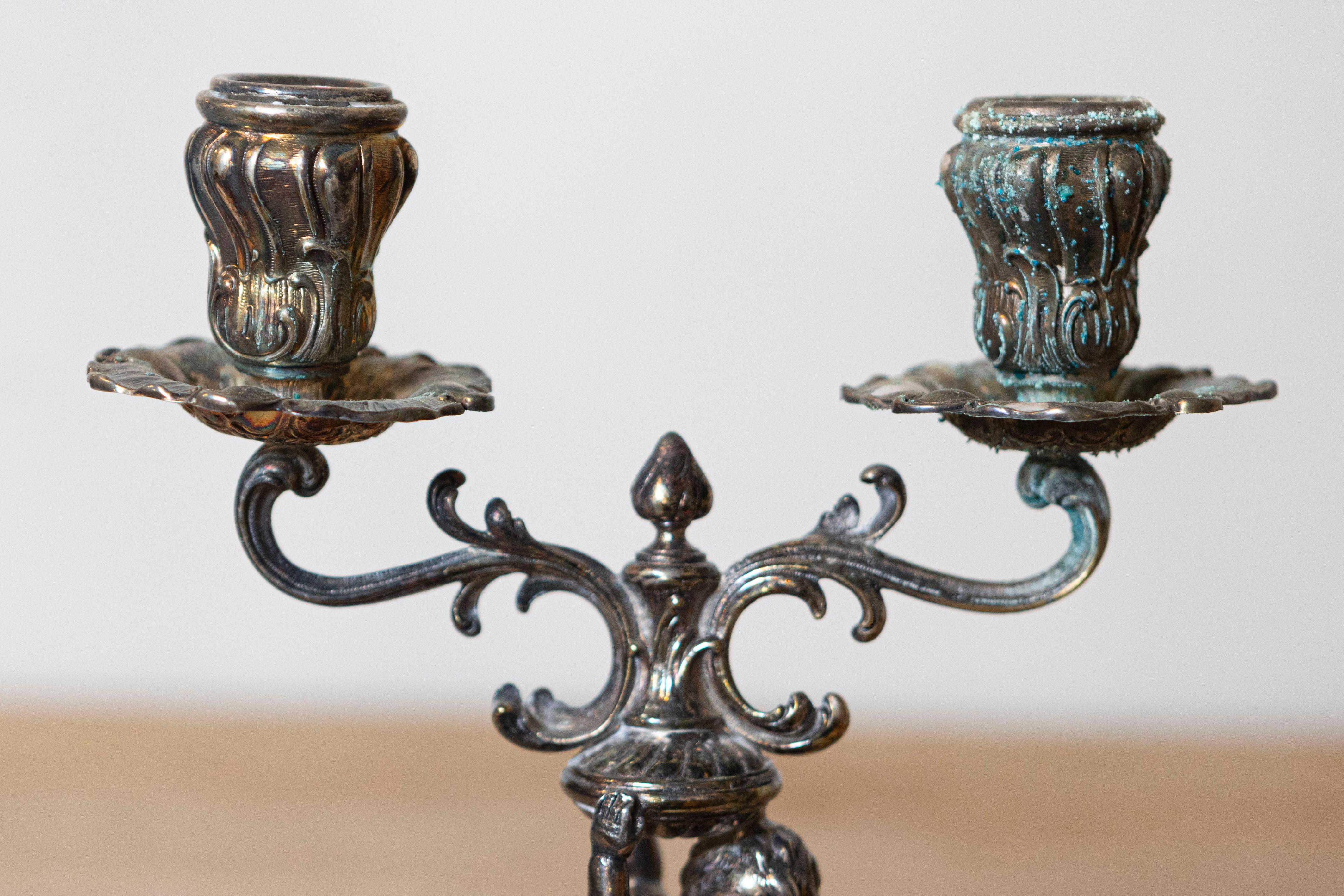 Tedesco Coppia di candelabri a forma di cherubino WMF placcati in argento della fine del XIX secolo. in vendita