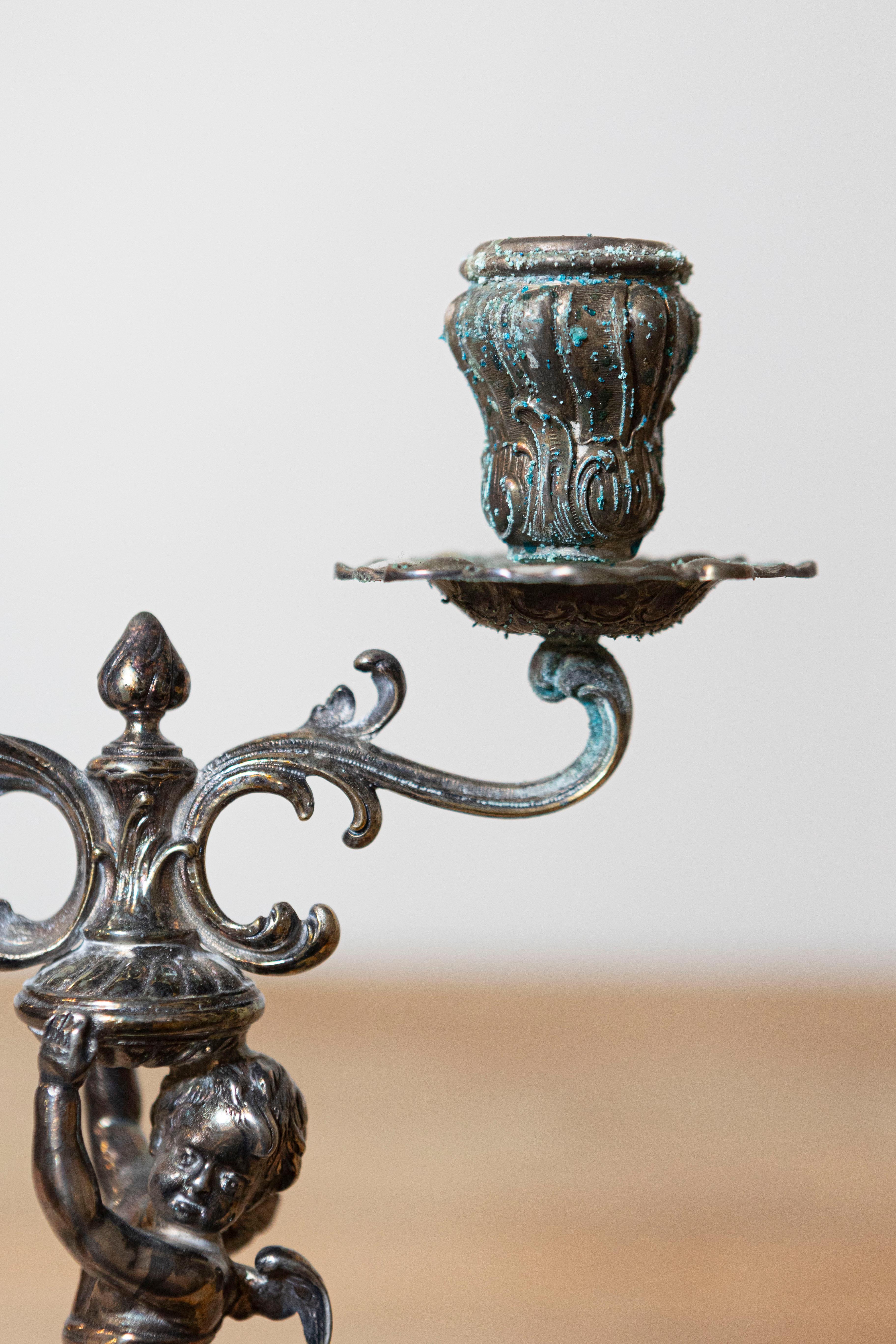 Coppia di candelabri a forma di cherubino WMF placcati in argento della fine del XIX secolo. in vendita 1