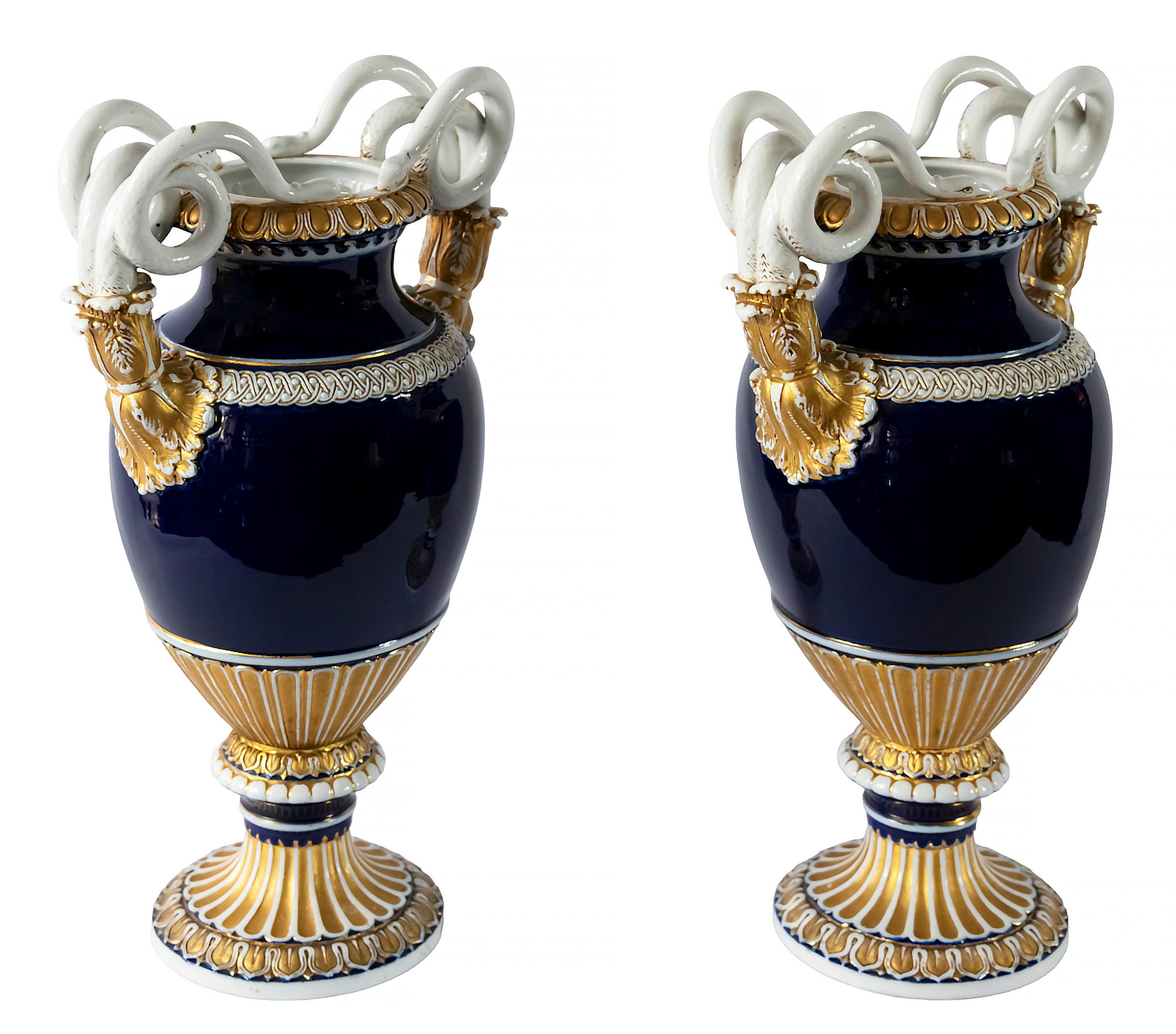 Paar antike deutsche Meissener Porzellanvasen, entworfen von August Leuteritz, verziert mit Schlangenhenkeln, kobaltblauer Farbe und Gold.
Meissener Marke auf dem Sockel (1860-1924).
Sehr guter antiker Zustand.
