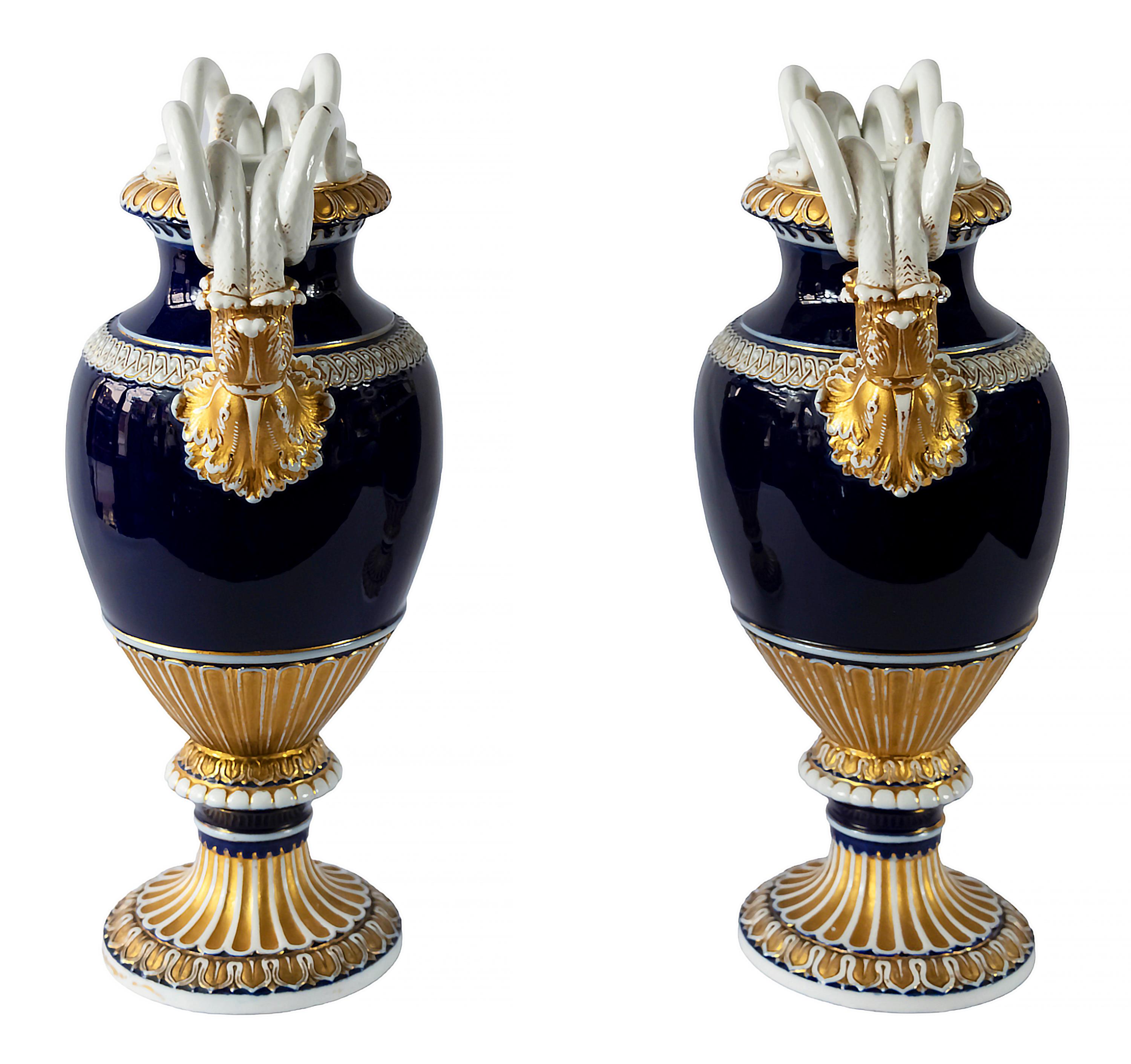 Kobaltblaue Vasen aus deutschem Meissener Porzellan, Paar (Deutsch) im Angebot