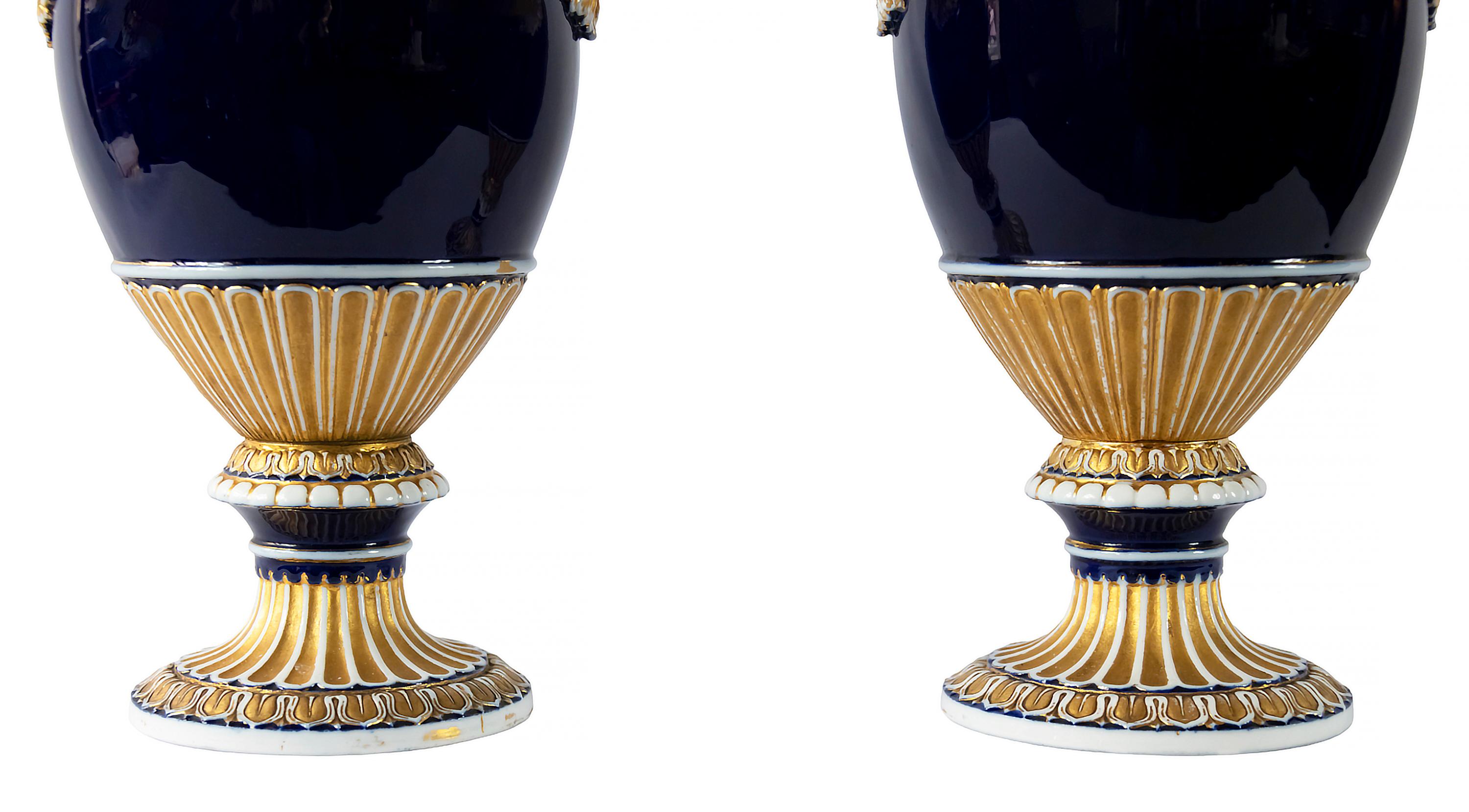 Kobaltblaue Vasen aus deutschem Meissener Porzellan, Paar im Zustand „Gut“ im Angebot in Vilnius, LT