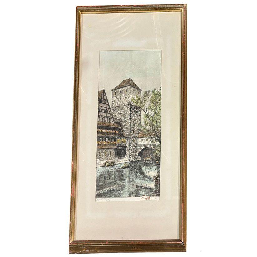 Questa coppia di acqueforti del villaggio tedesco cattura magnificamente il fascino delle strade e dell'architettura storica di Norimberga. Ogni incisione, finemente dettagliata, mette in mostra gli edifici rustici e i sentieri di ciottoli della