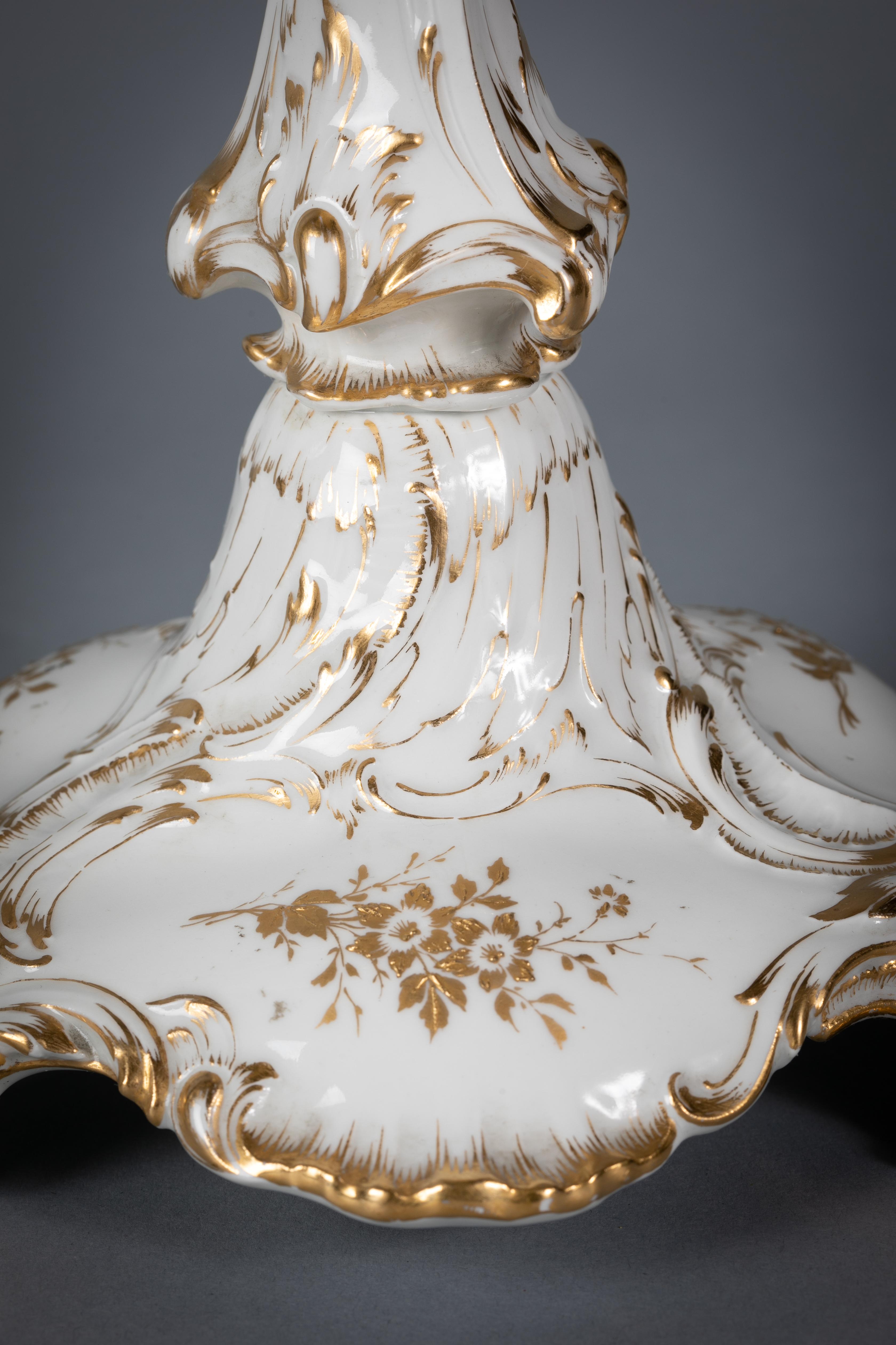 Allemand Paire de candélabres à cinq lumières en porcelaine allemande et bronze blanc et or, KPM en vente
