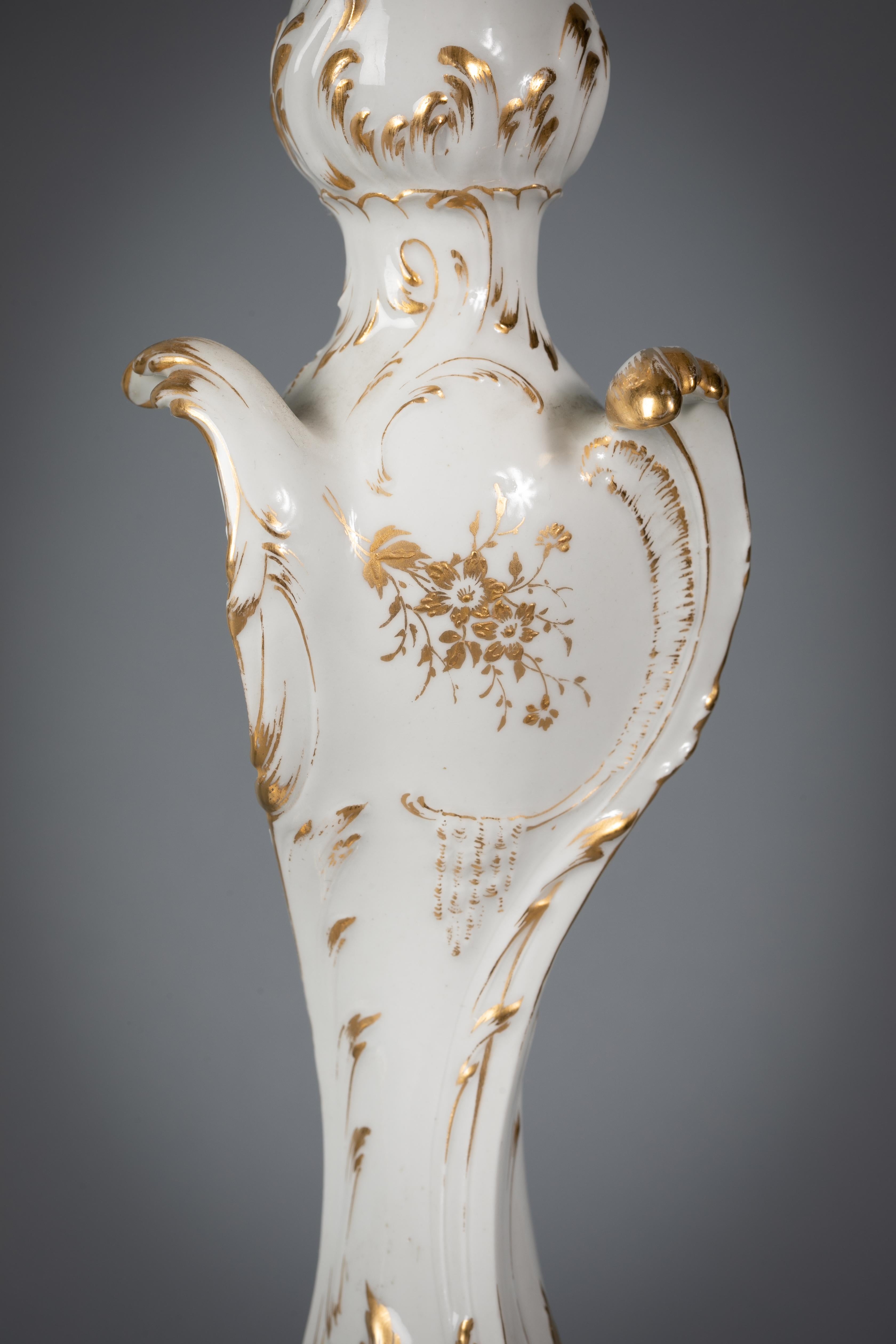 Paire de candélabres à cinq lumières en porcelaine allemande et bronze blanc et or, KPM Bon état - En vente à New York, NY