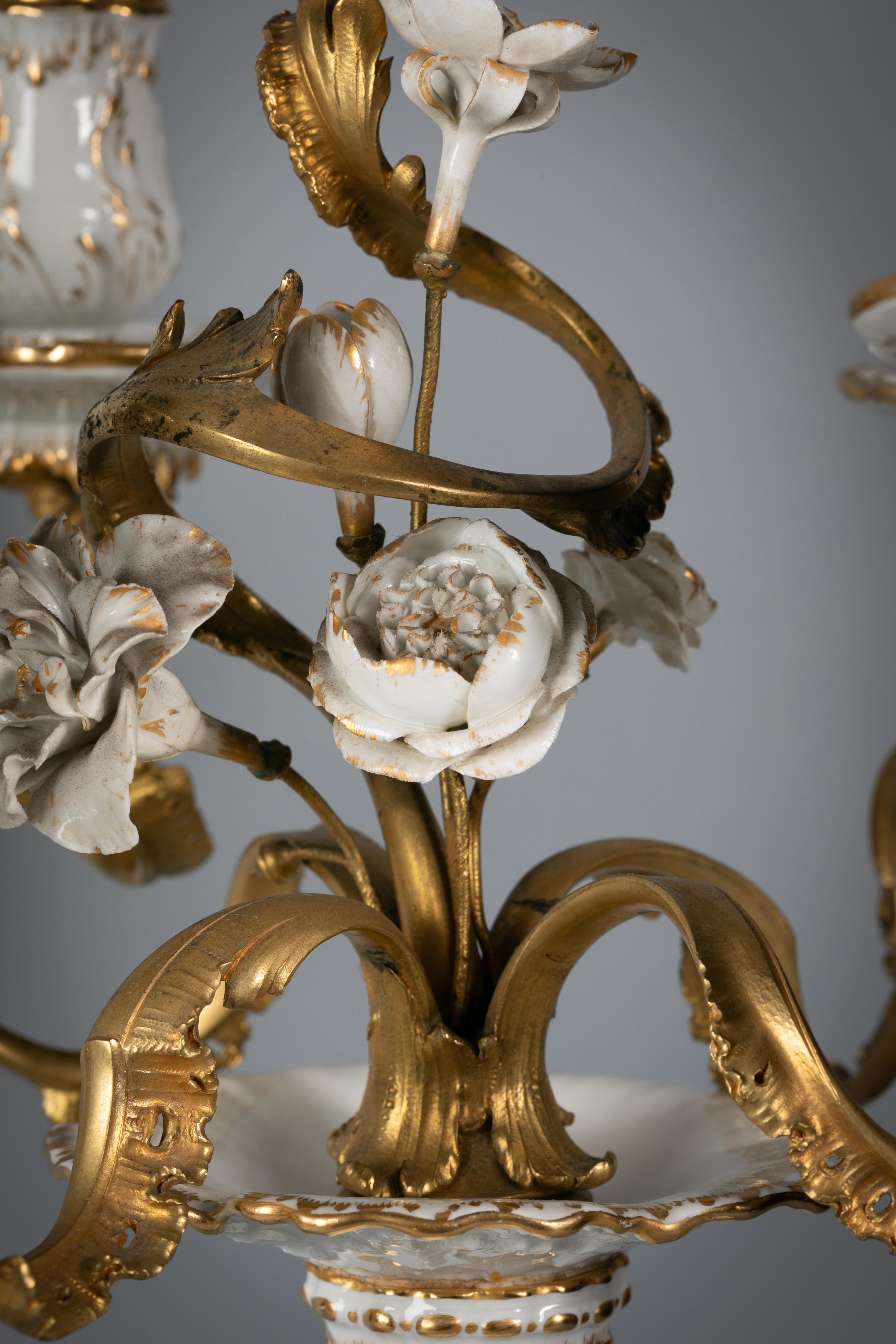 Fin du XIXe siècle Paire de candélabres à cinq lumières en porcelaine allemande et bronze blanc et or, KPM en vente