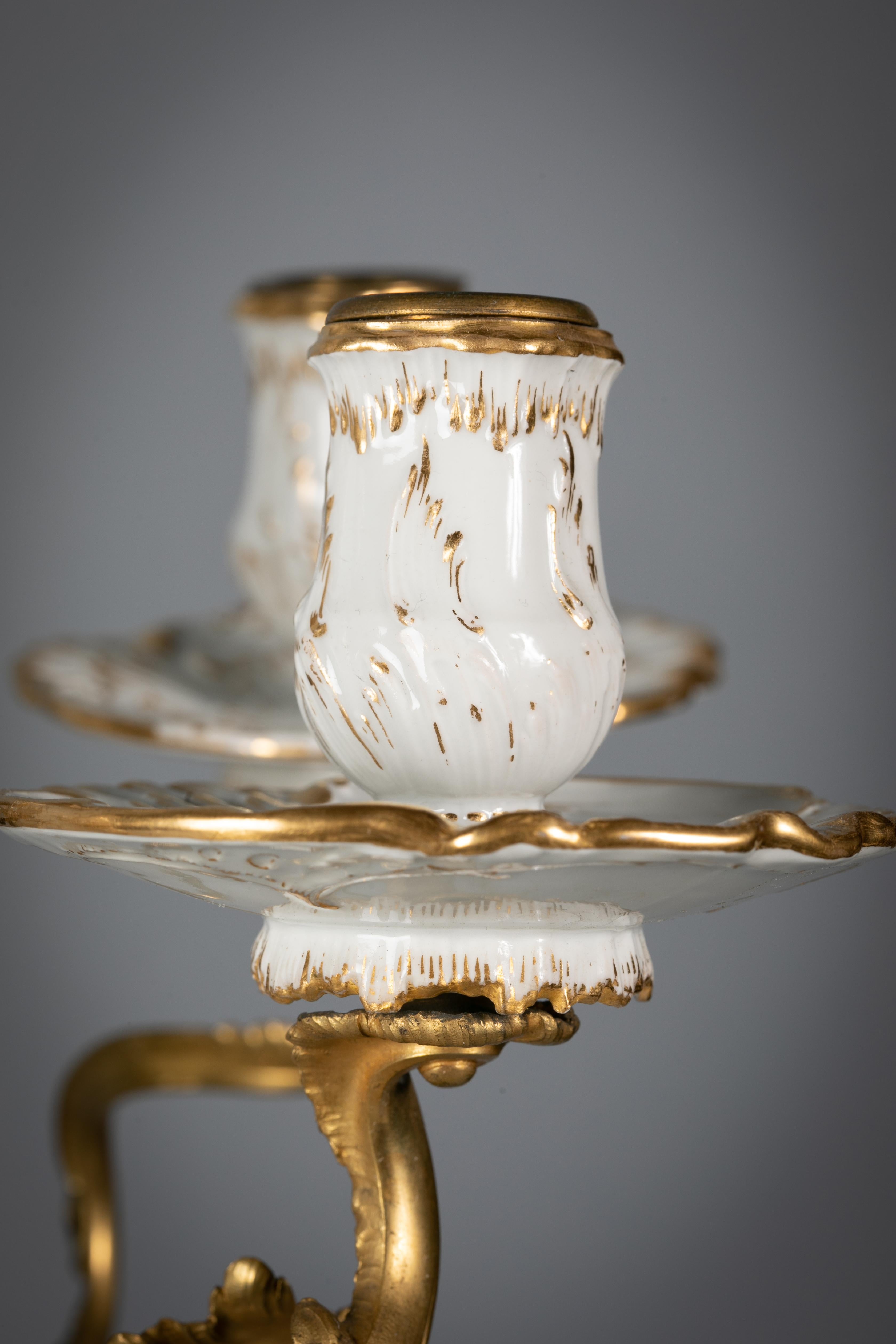 Bronze Paire de candélabres à cinq lumières en porcelaine allemande et bronze blanc et or, KPM en vente