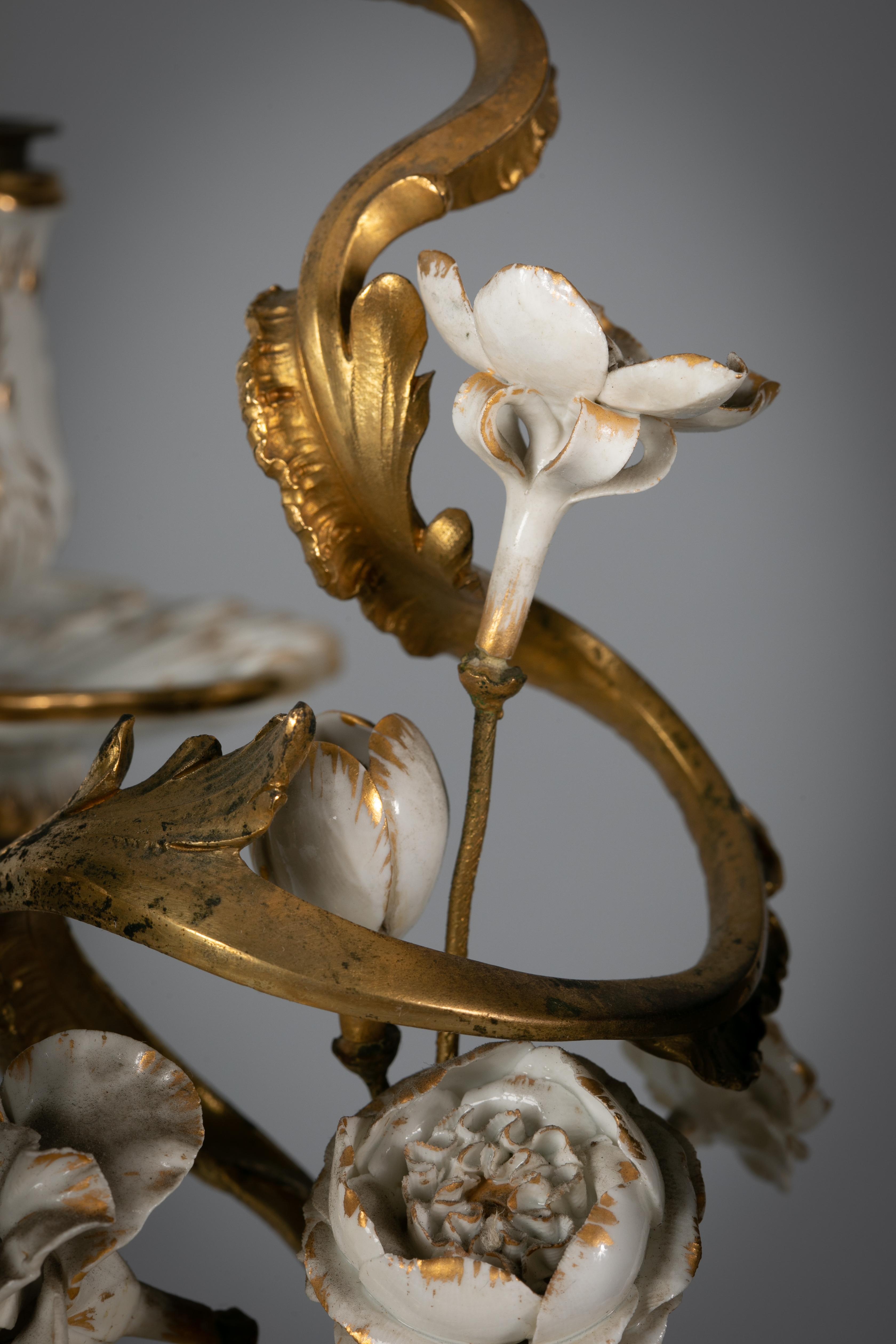 Paire de candélabres à cinq lumières en porcelaine allemande et bronze blanc et or, KPM en vente 1