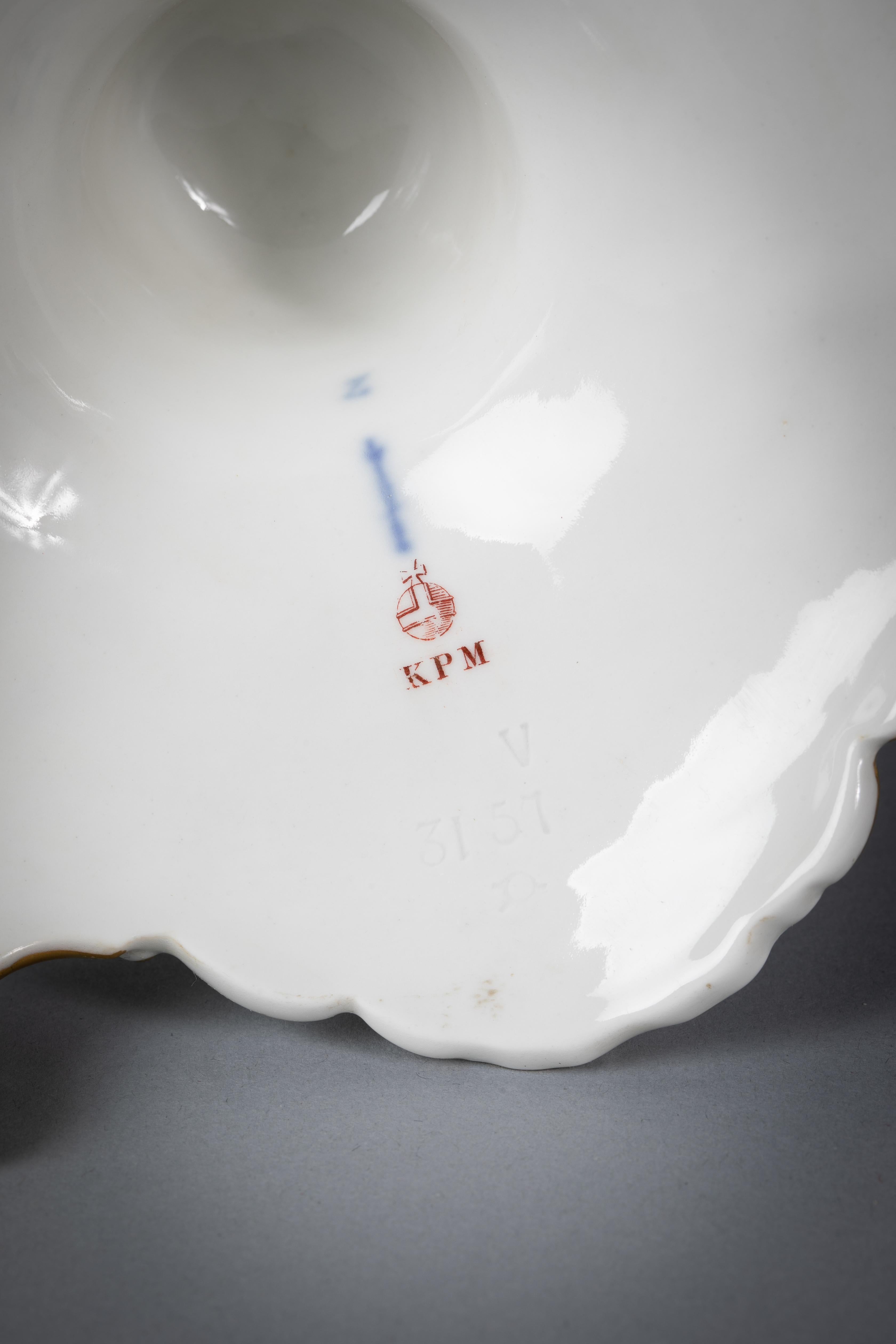Paire de candélabres à cinq lumières en porcelaine allemande et bronze blanc et or, KPM en vente 2