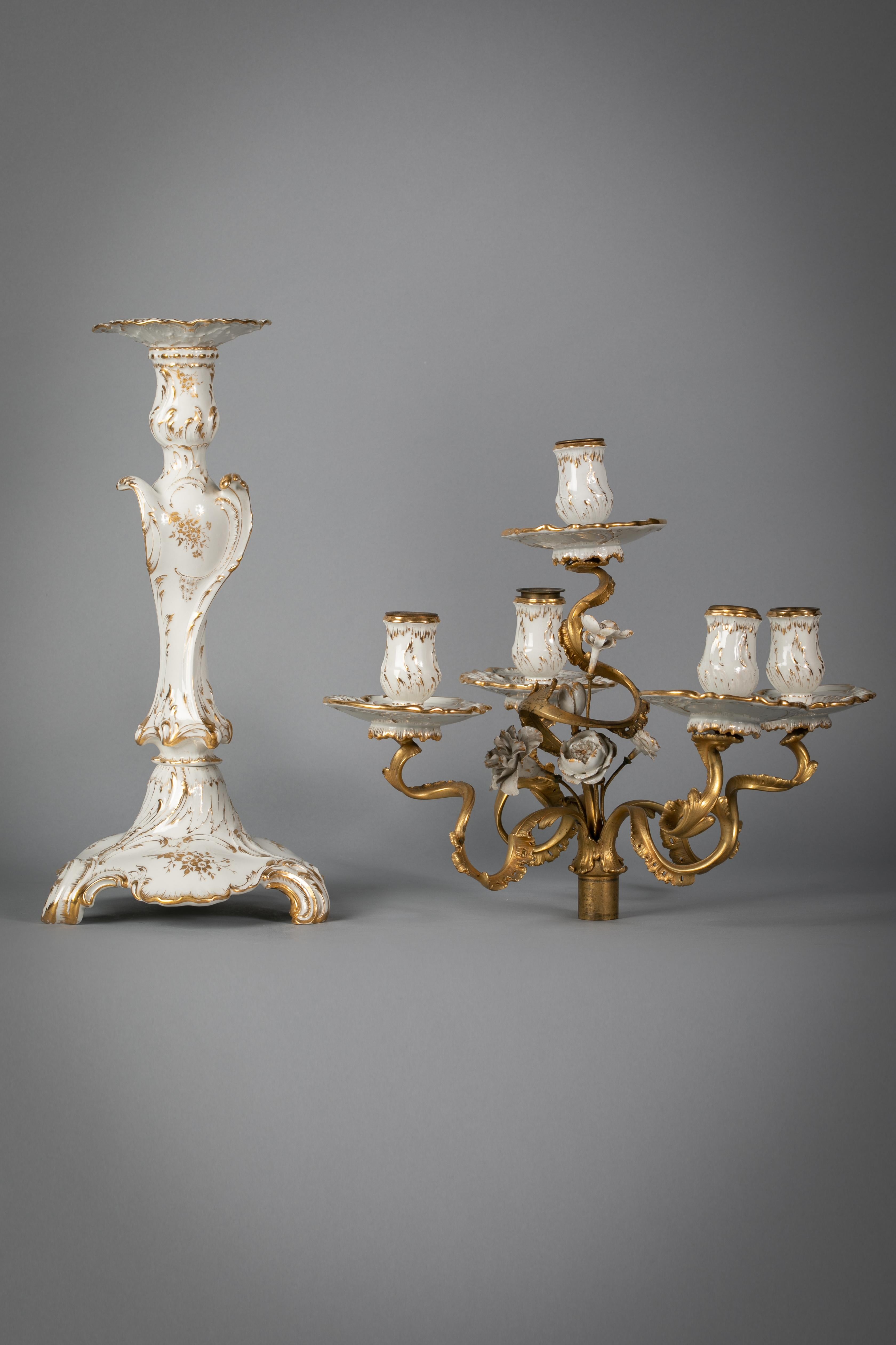 Paire de candélabres à cinq lumières en porcelaine allemande et bronze blanc et or, KPM en vente 3