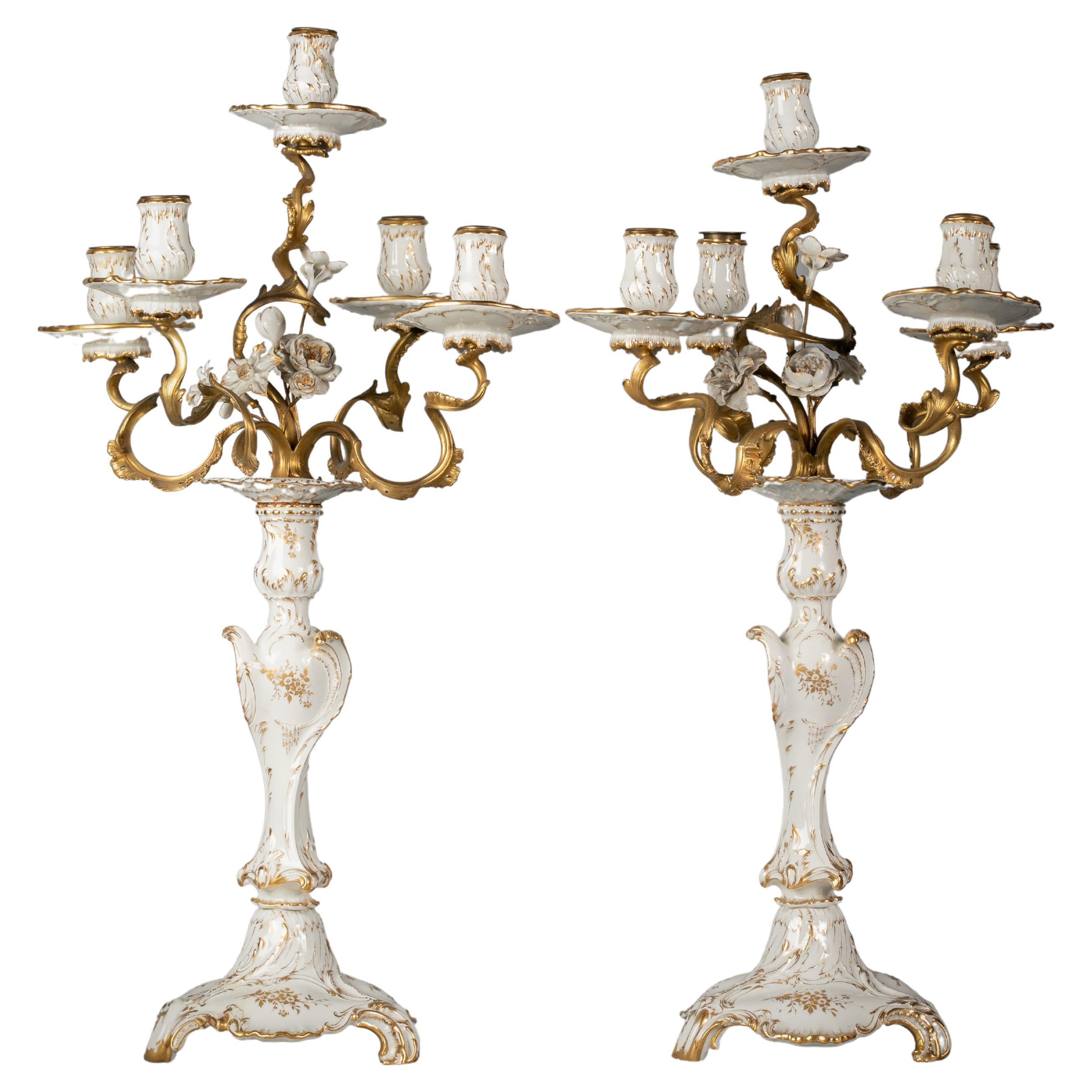 Paire de candélabres à cinq lumières en porcelaine allemande et bronze blanc et or, KPM