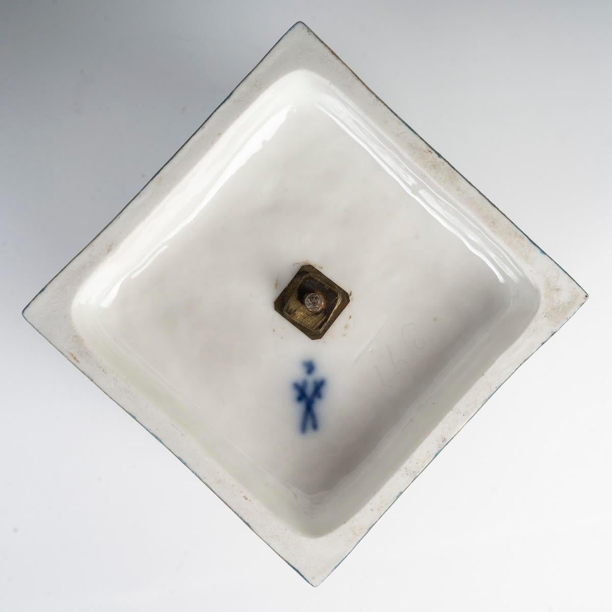 Pareja de jarrones cubiertos de porcelana alemana, siglo XIX, época de Napoleón III. en venta 6