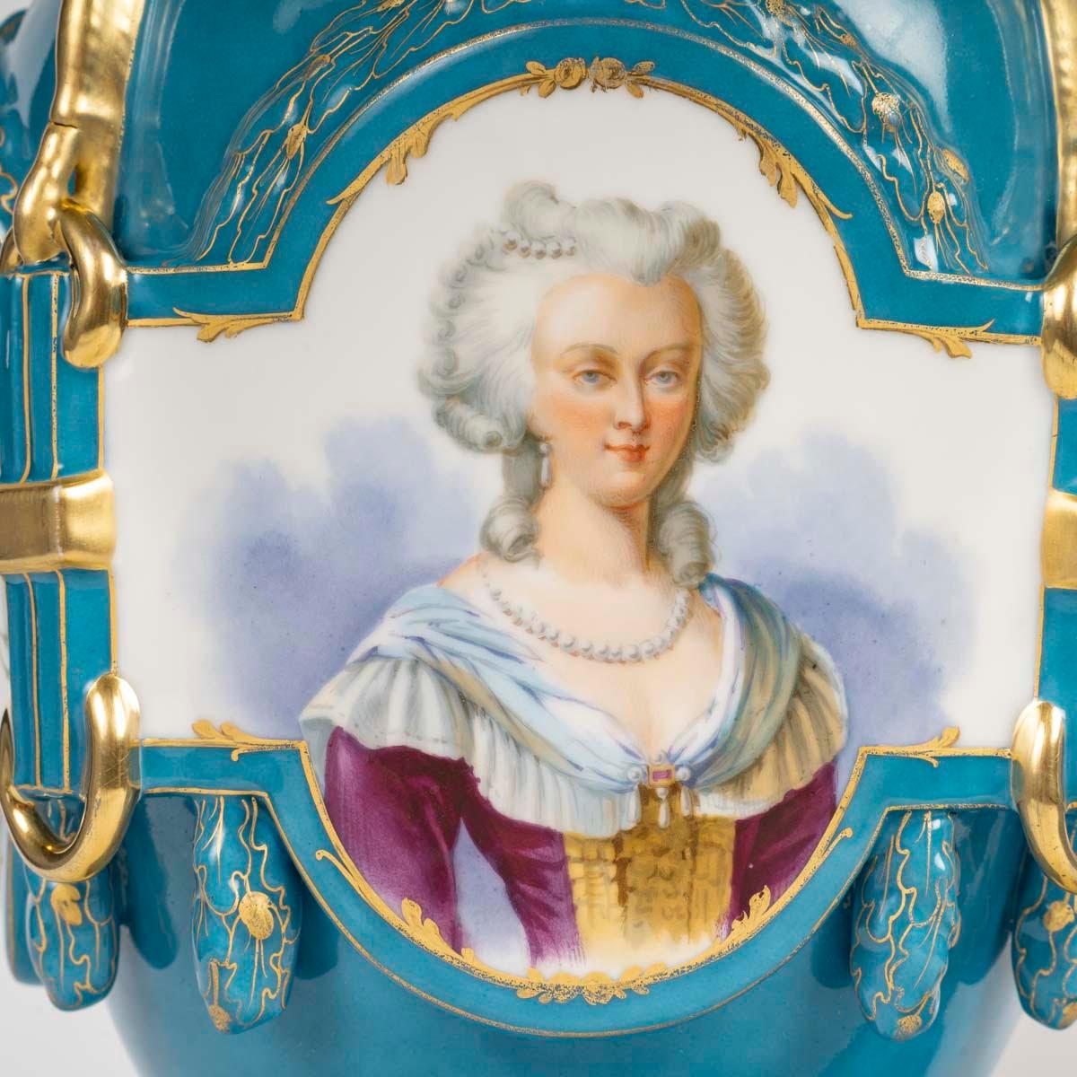 Pareja de jarrones cubiertos de porcelana alemana, siglo XIX, época de Napoleón III.

Pareja de jarrones cubiertos de porcelana alemana del siglo XIX, época de Napoleón III, estampados en la parte inferior, con retrato y decoración floral.
Altura: