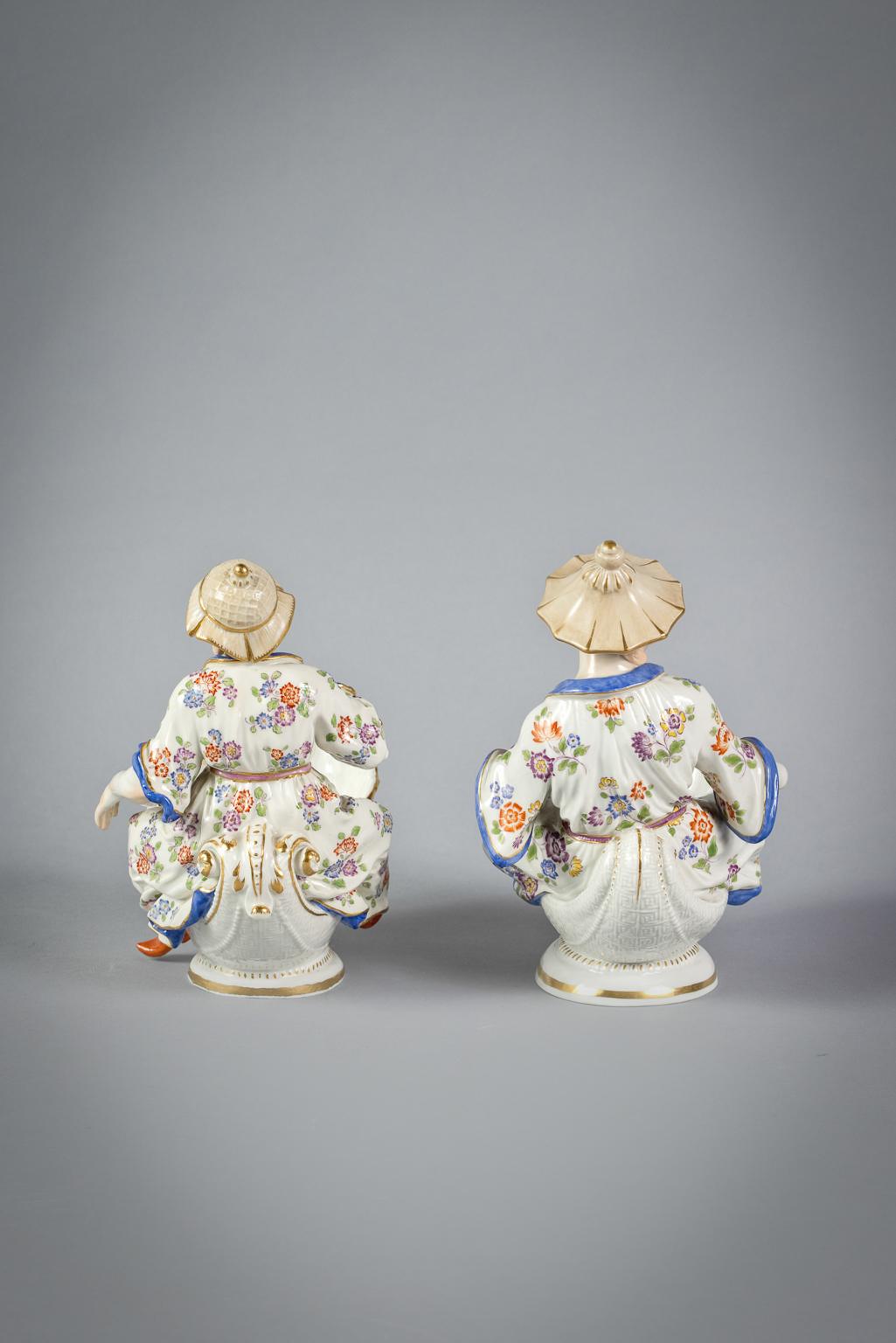 Pair of German Porcelain Figural Coupes, Meissen, circa 1920 In Good Condition For Sale In New York, NY