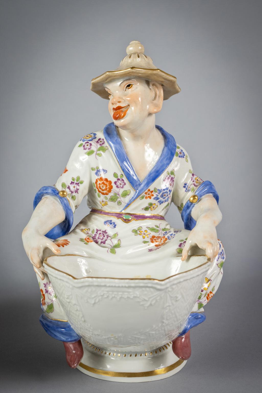Early 20th Century Pair of German Porcelain Figural Coupes, Meissen, circa 1920 For Sale
