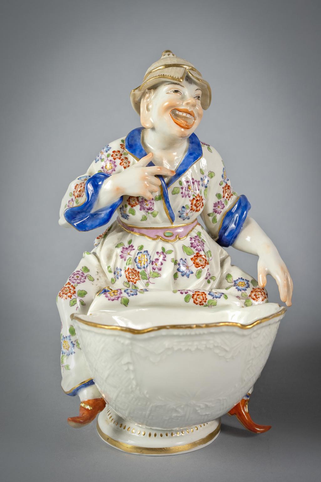 Pair of German Porcelain Figural Coupes, Meissen, circa 1920 For Sale 1