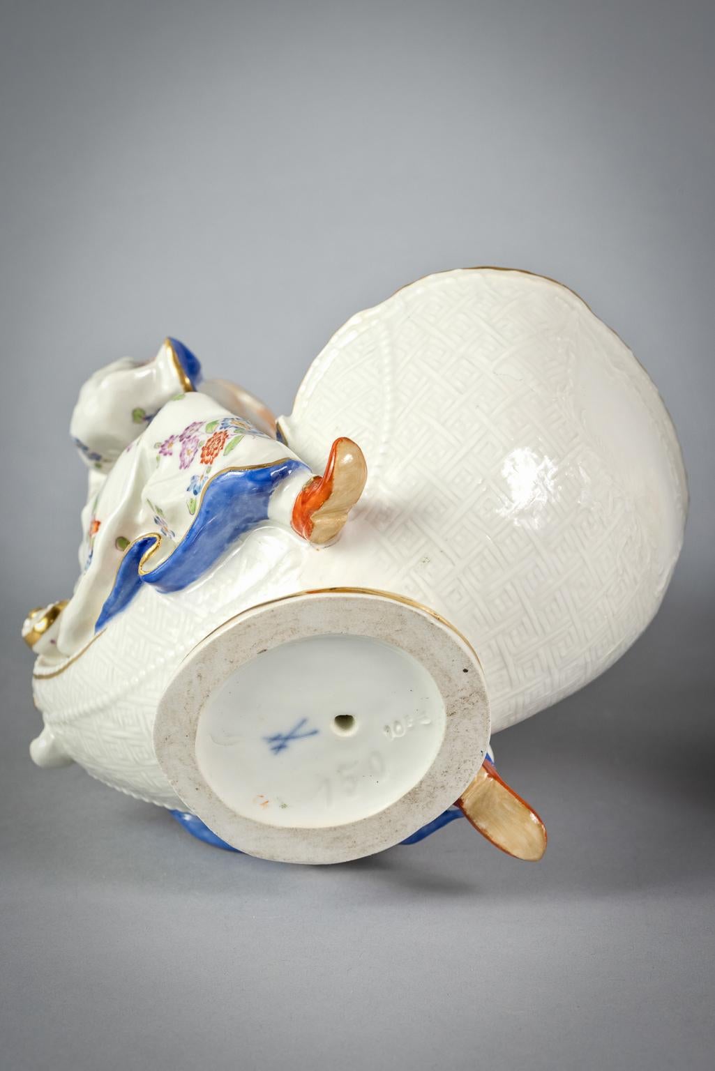 Pair of German Porcelain Figural Coupes, Meissen, circa 1920 For Sale 4