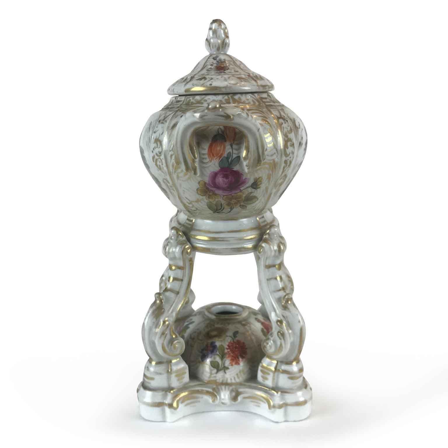 Paire de brûleurs de parfum en porcelaine allemande par KPM Berlin, décoration Watteau 1820 en vente 7