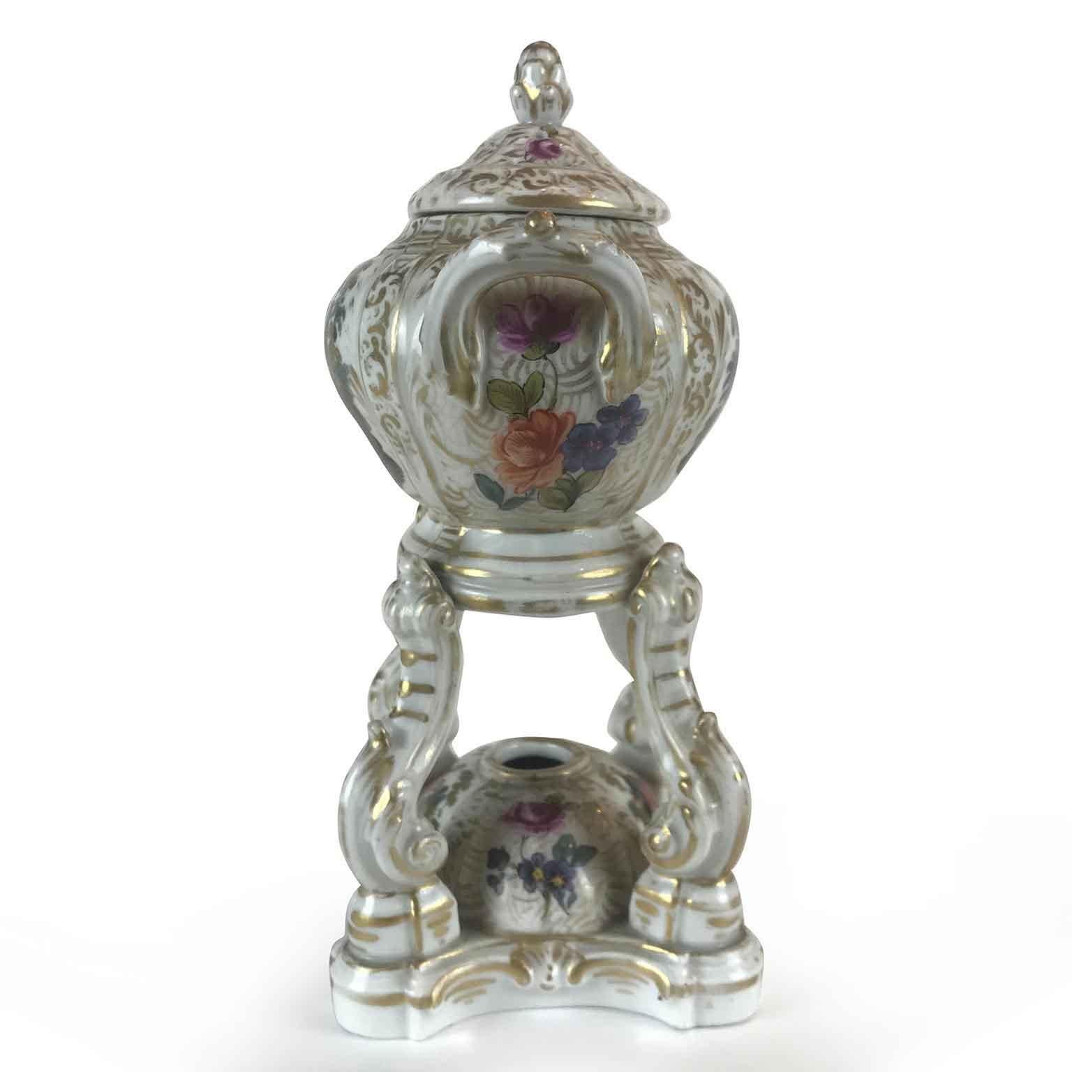 Paire de brûleurs de parfum en porcelaine allemande par KPM Berlin, décoration Watteau 1820 en vente 9