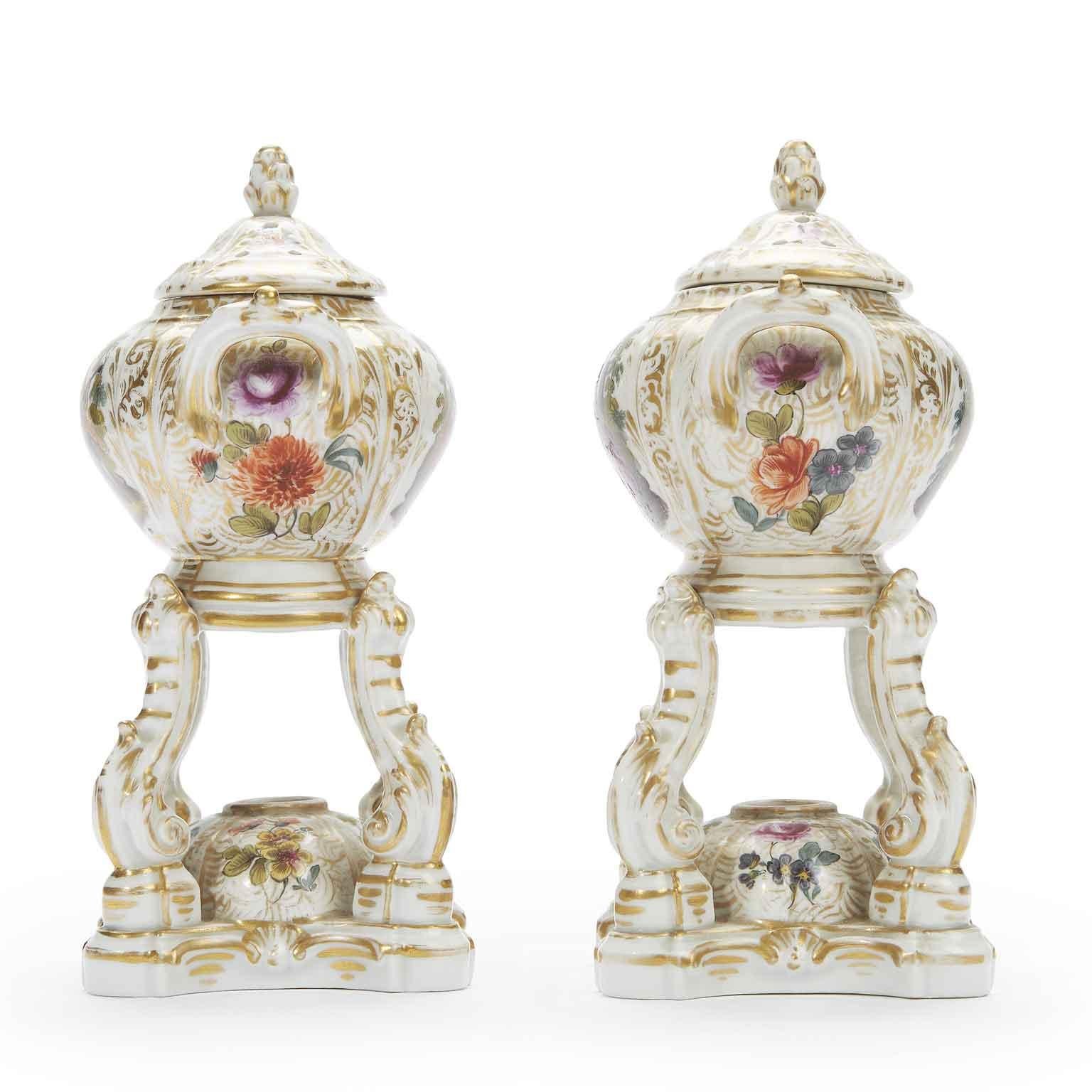 Rococo Paire de brûleurs de parfum en porcelaine allemande par KPM Berlin, décoration Watteau 1820 en vente