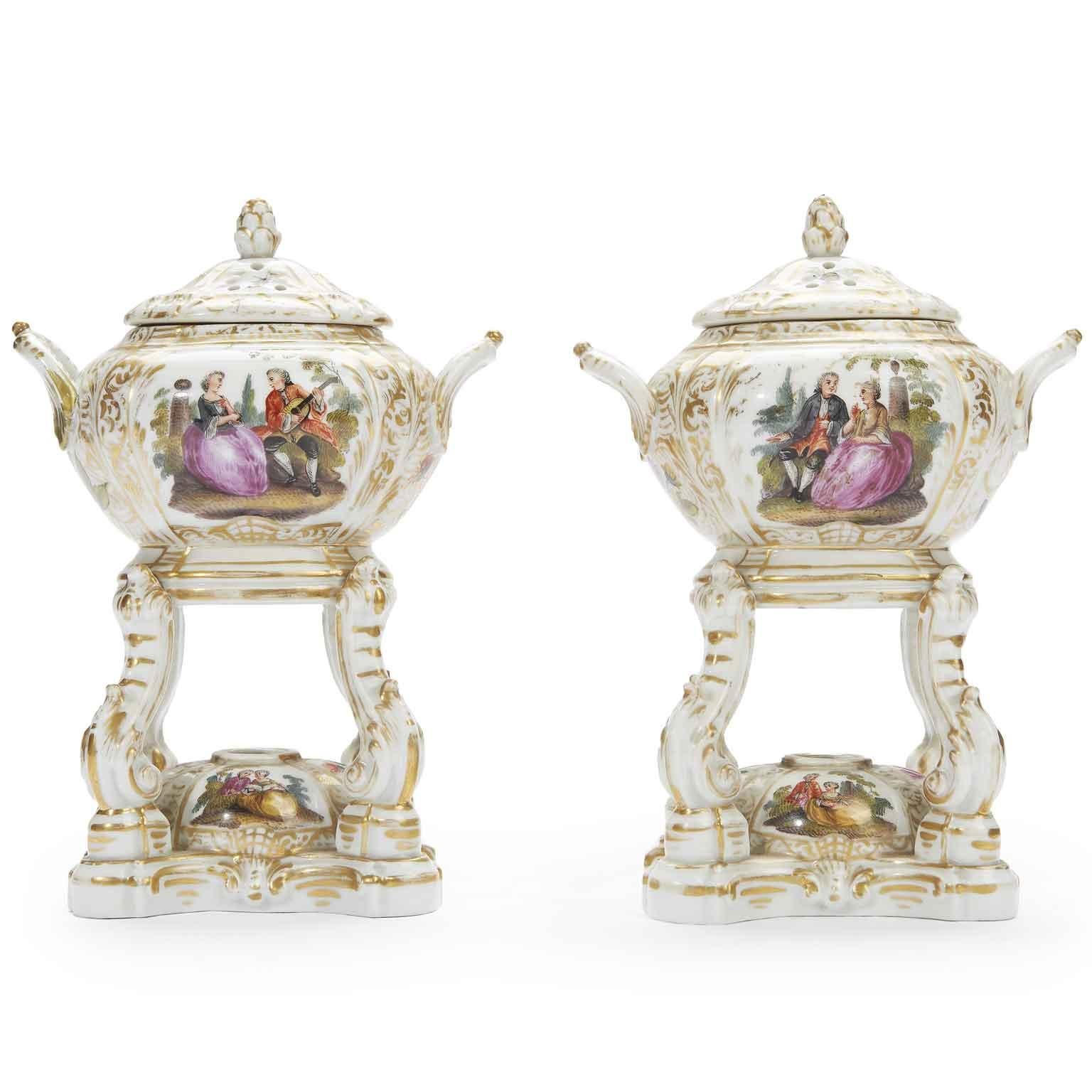 Allemand Paire de brûleurs de parfum en porcelaine allemande par KPM Berlin, décoration Watteau 1820 en vente