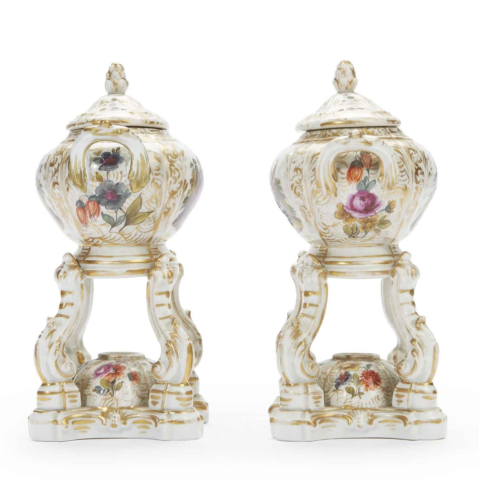 Doré Paire de brûleurs de parfum en porcelaine allemande par KPM Berlin, décoration Watteau 1820 en vente