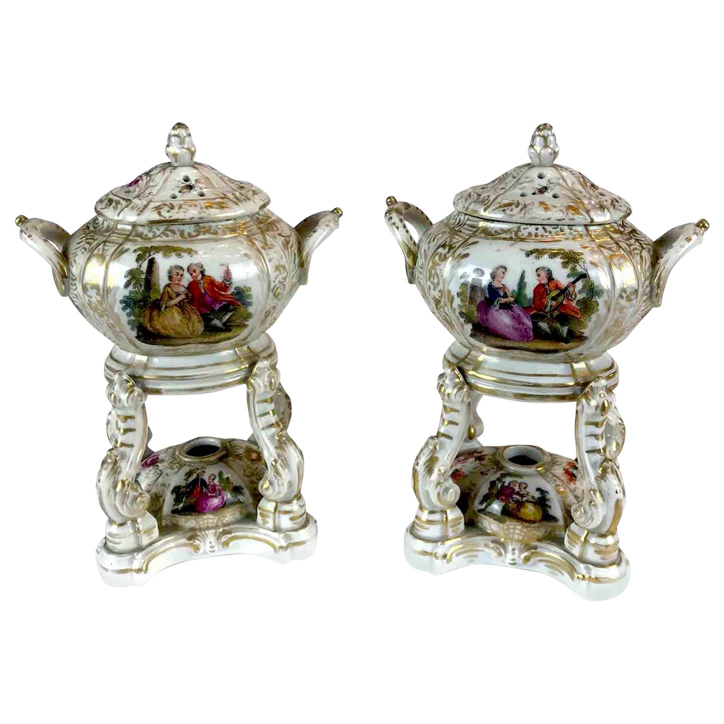 Paire de brûleurs de parfum en porcelaine allemande par KPM Berlin, décoration Watteau 1820 Bon état - En vente à Milan, IT