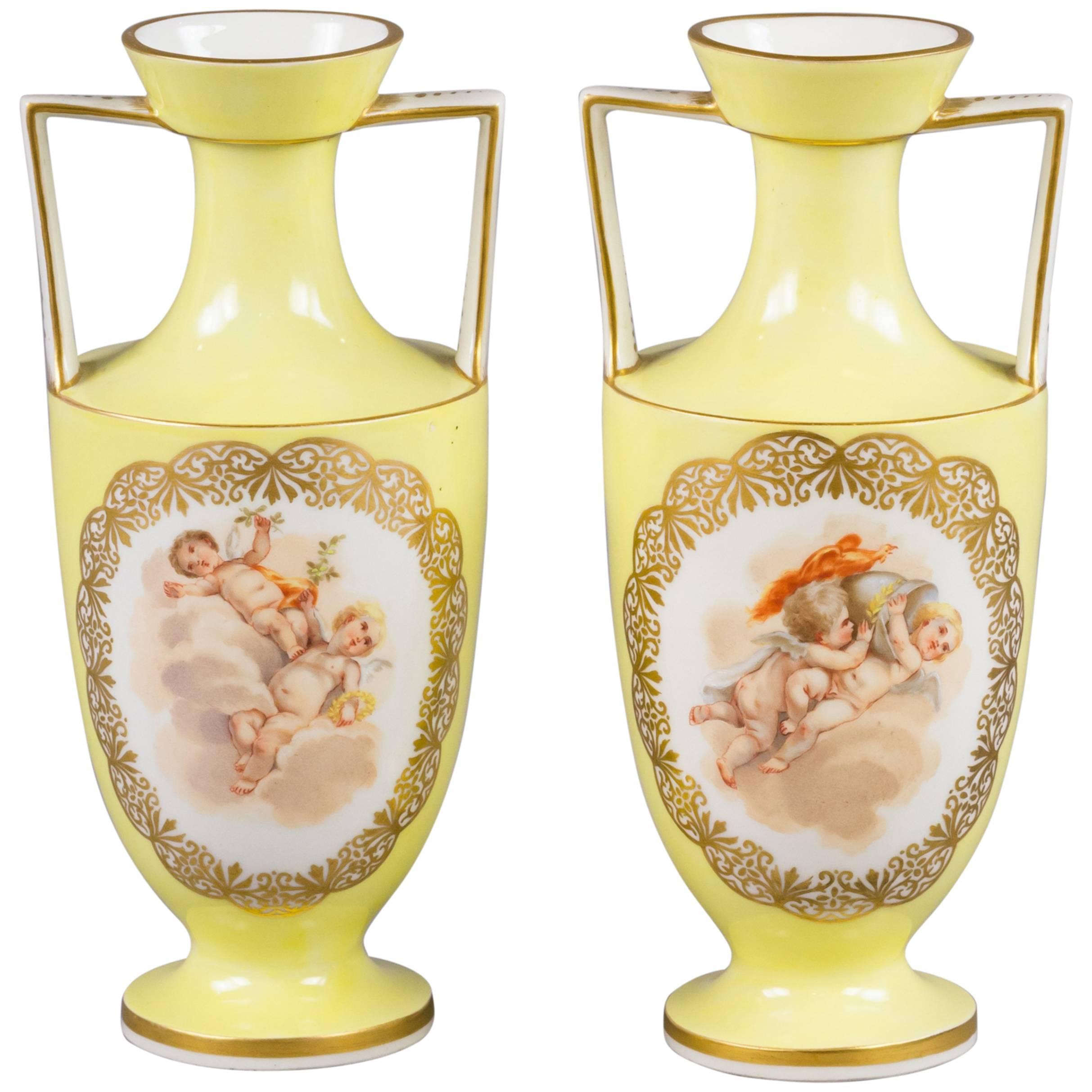 Zwei Vasen aus deutschem Porzellan mit gelbem Grund und zwei Henkeln, Berlin, um 1900