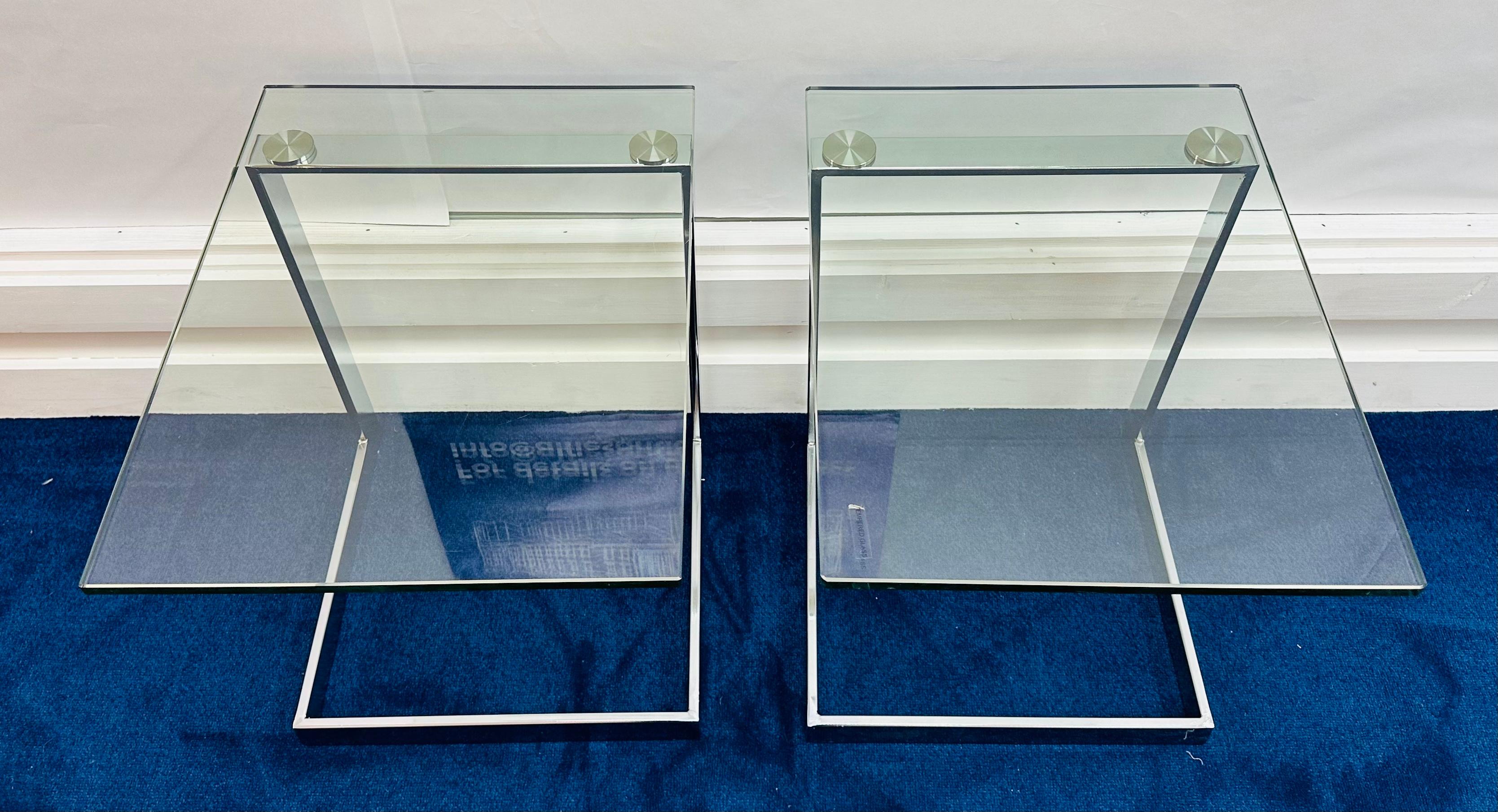 Paire de tables basses, tables d'appoint ou tables de chevet postmodernes allemandes des années 1980 (Design/One) de GEBRA, avec un plateau flottant en verre trempé en porte-à-faux.  Les deux tables portent l'étiquette transparente d'origine du