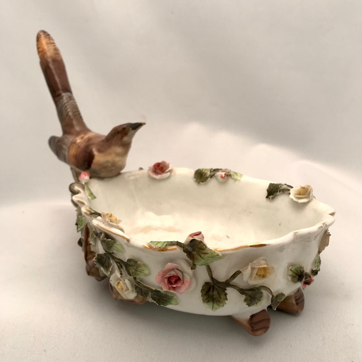 Pair of German Shaped Dessert Dishes Each Modelled with a Bird Amidst Flowers In Good Condition For Sale In Montreal, QC