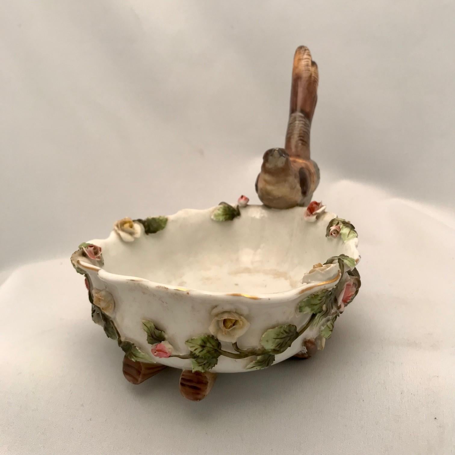 Paar deutsche Dessertteller in Form eines Vogels inmitten von Blumen, je nach Modell im Zustand „Gut“ im Angebot in Montreal, QC