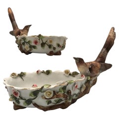 Pareja de Platos de Postre de Forma Alemana Cada uno Modelado con un Pájaro entre Flores