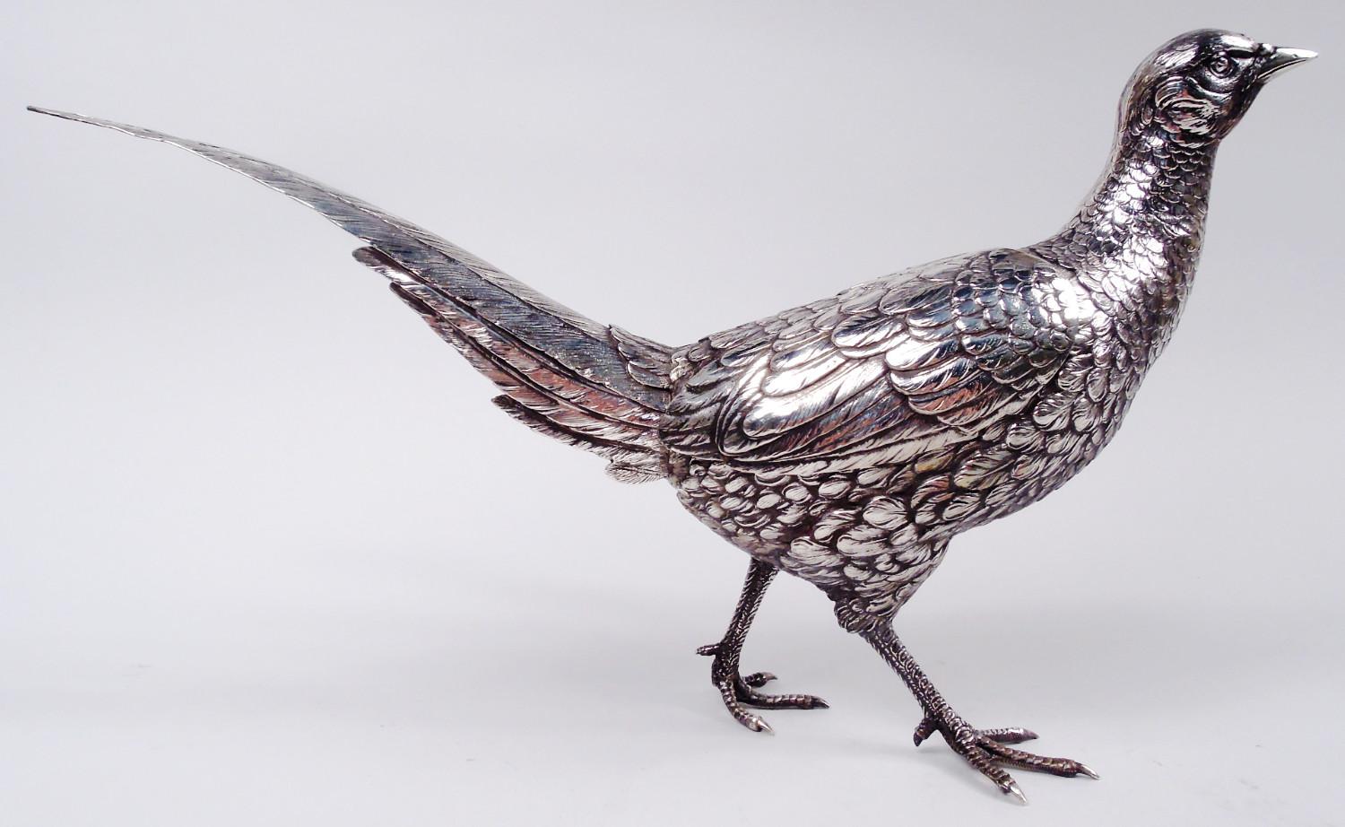 Pareja de faisanes alemanes de plata 800, hacia 1910. Un gallo y una gallina de cuerpo redondo, cola en capas, garras escamosas y pico puntiagudo. El gallo ha girado la cabeza y la gallina está a medio camino. Puede organizarse para sugerir un