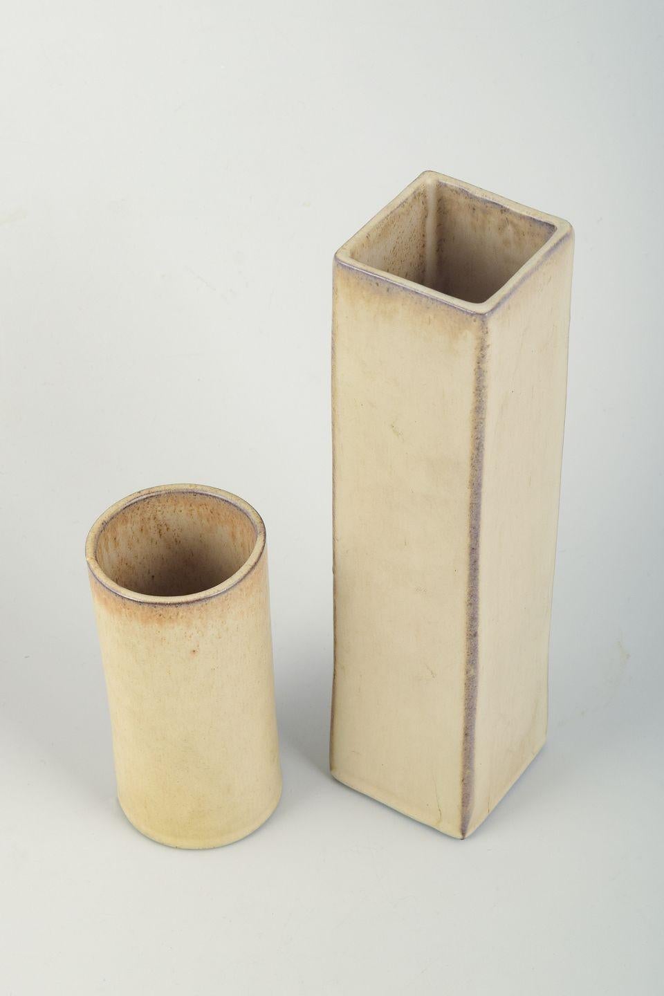 Coppia di vasi in Studio Pottery tedeschi.
Elegante coppia di vasi in studio Pottery della metà del secolo, probabilmente tedeschi, dalle forme pulite e minimaliste. 
Il set comprende un vaso alto e rettangolare e un vaso cilindrico. 
Entrambi sono