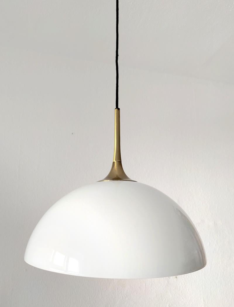 Pair of German Vintage Brass and Glass Pendant Lights, 1960s In Good Condition For Sale In Berlin, DE