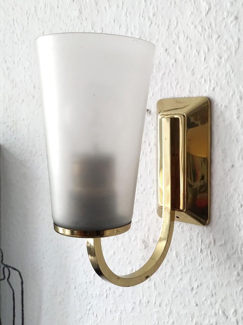 A pair of beautiful glass and brass wall lights.
Germany, 1950s.
Lamp sockets: 1x E27 (US E26).