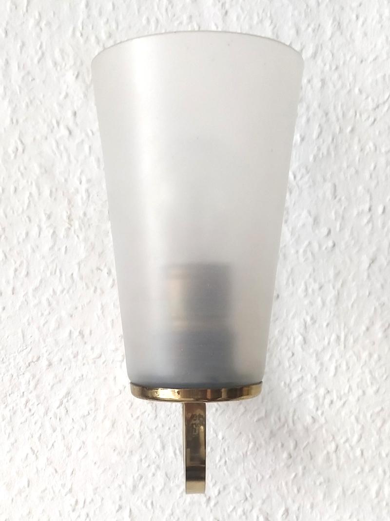 Pair of German Vintage Glass and Brass Sconces Wall Lights, 1950s In Good Condition For Sale In Berlin, DE