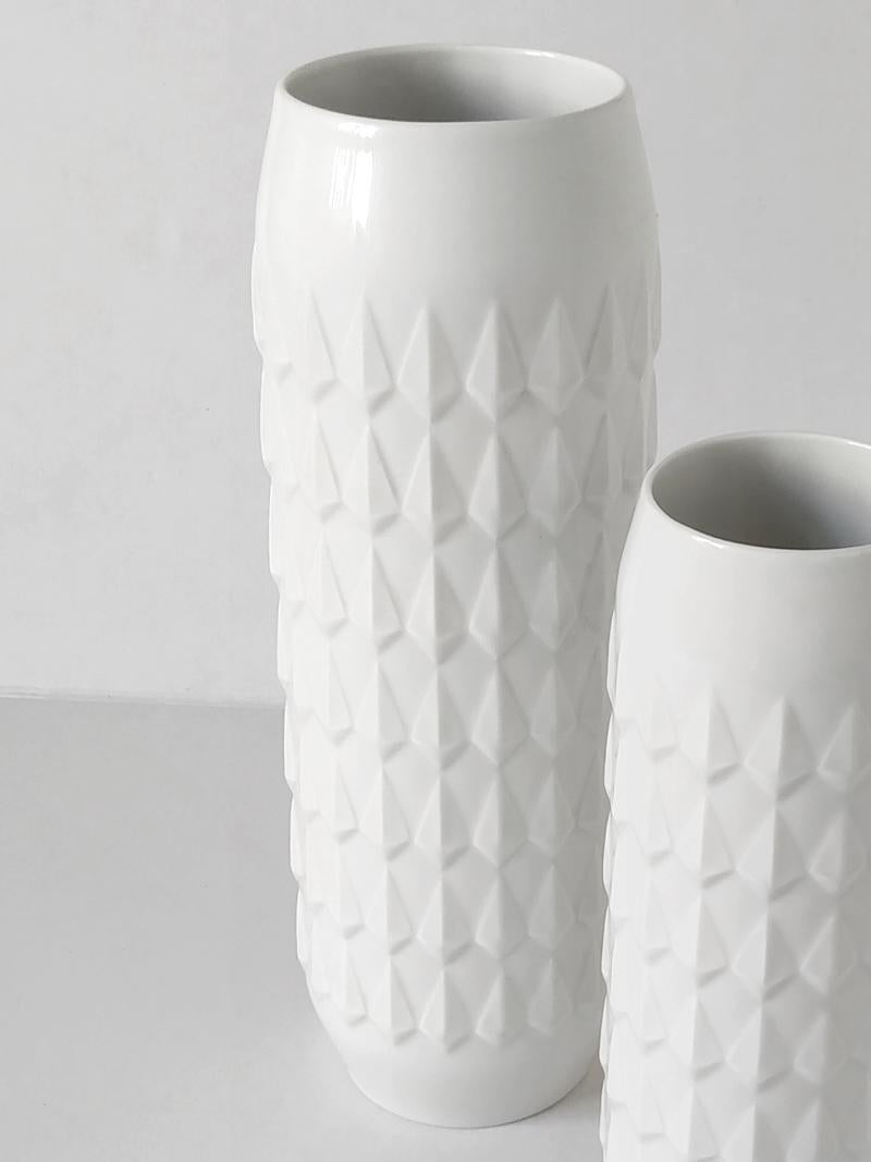 Mid-Century Modern Paire de vases en porcelaine blanche vintage allemande par Hutschenreuther:: années 1960 en vente