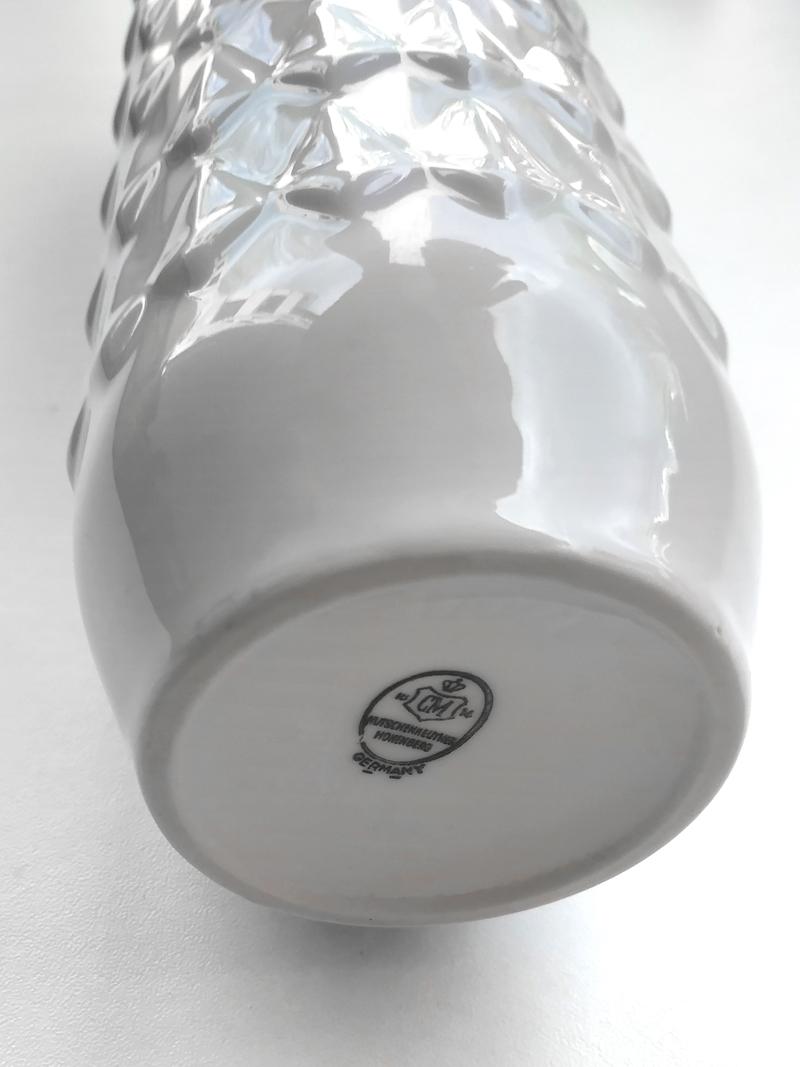 Allemand Paire de vases en porcelaine blanche vintage allemande par Hutschenreuther:: années 1960 en vente