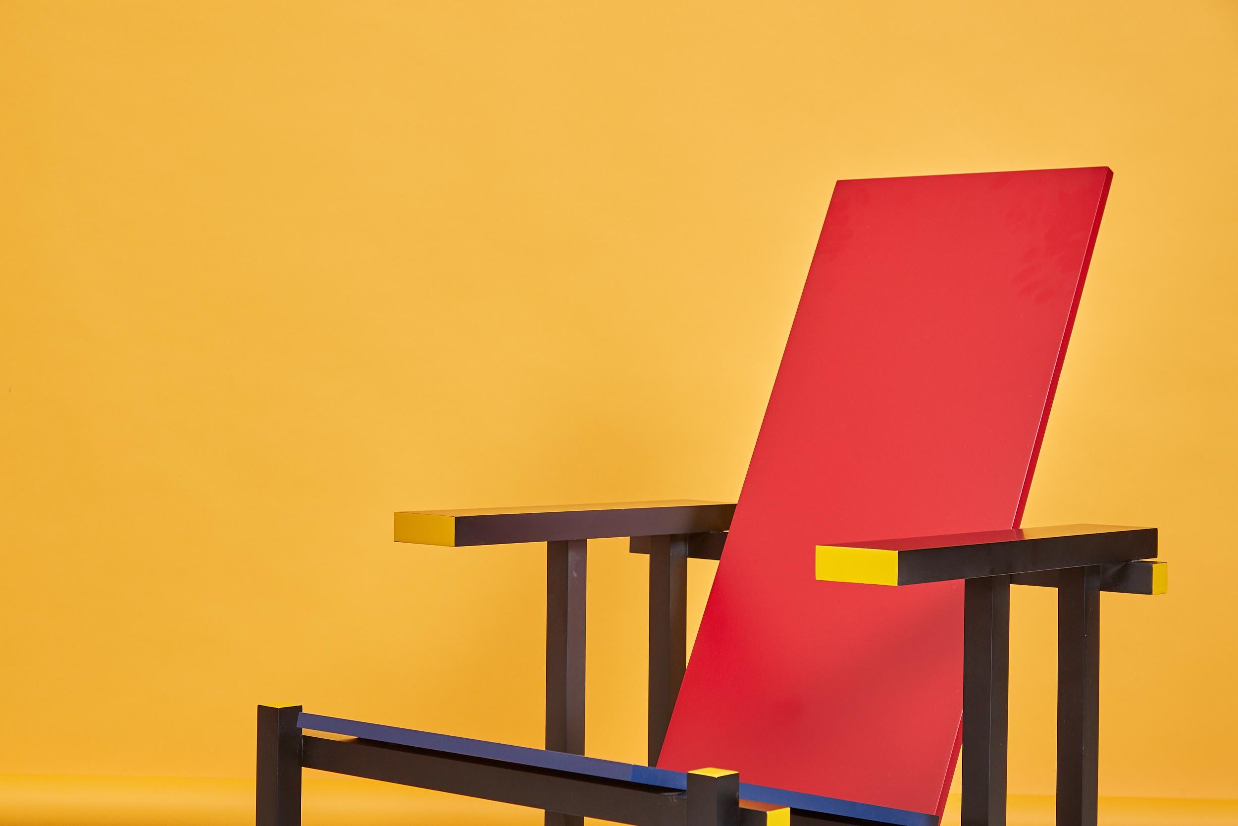 Moderne Paire de chaises rouges et bleues de Gerrit Rietveld en vente