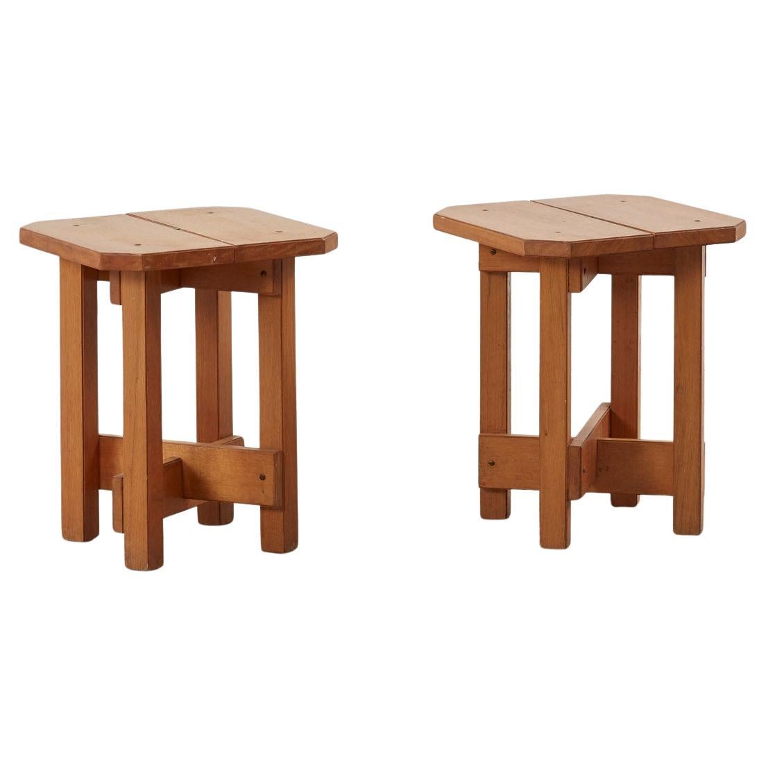 Pareja de taburetes / mesas auxiliares Gerrit Rietveld - Países Bajos, década de 1970.