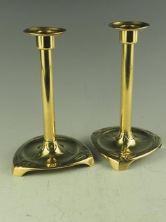 Pareja de candelabros Geschutzt Art Nouveau de latón con tres hojas de trébol