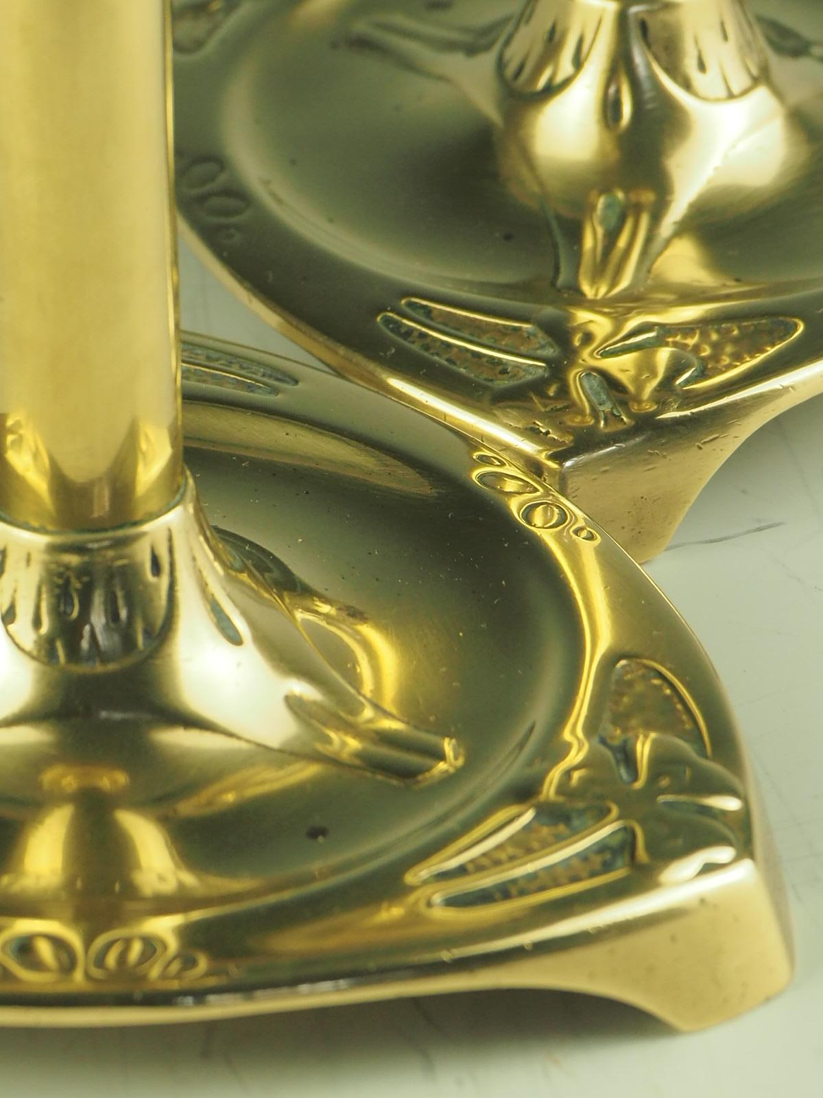 XX secolo Coppia di portacandele a tre quadrifogli in ottone di Geschutzt Art Nouveau in vendita