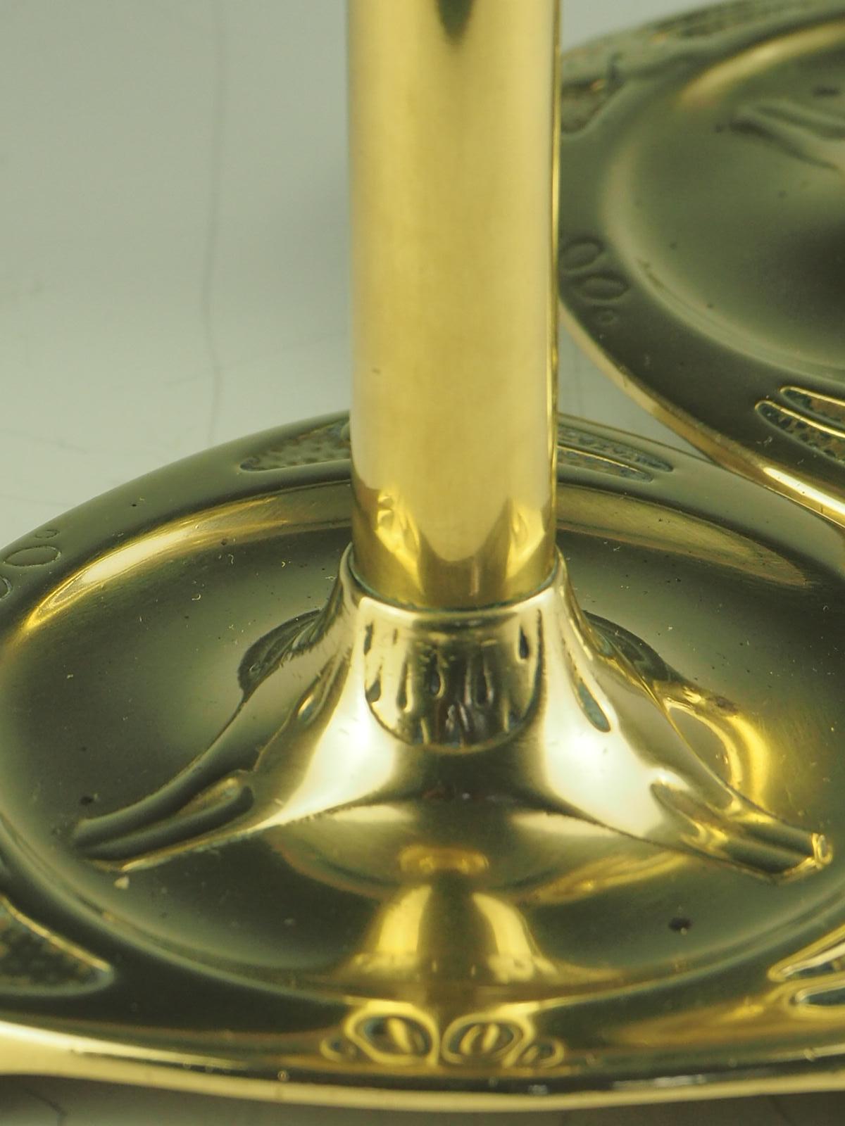 Ottone Coppia di portacandele a tre quadrifogli in ottone di Geschutzt Art Nouveau in vendita