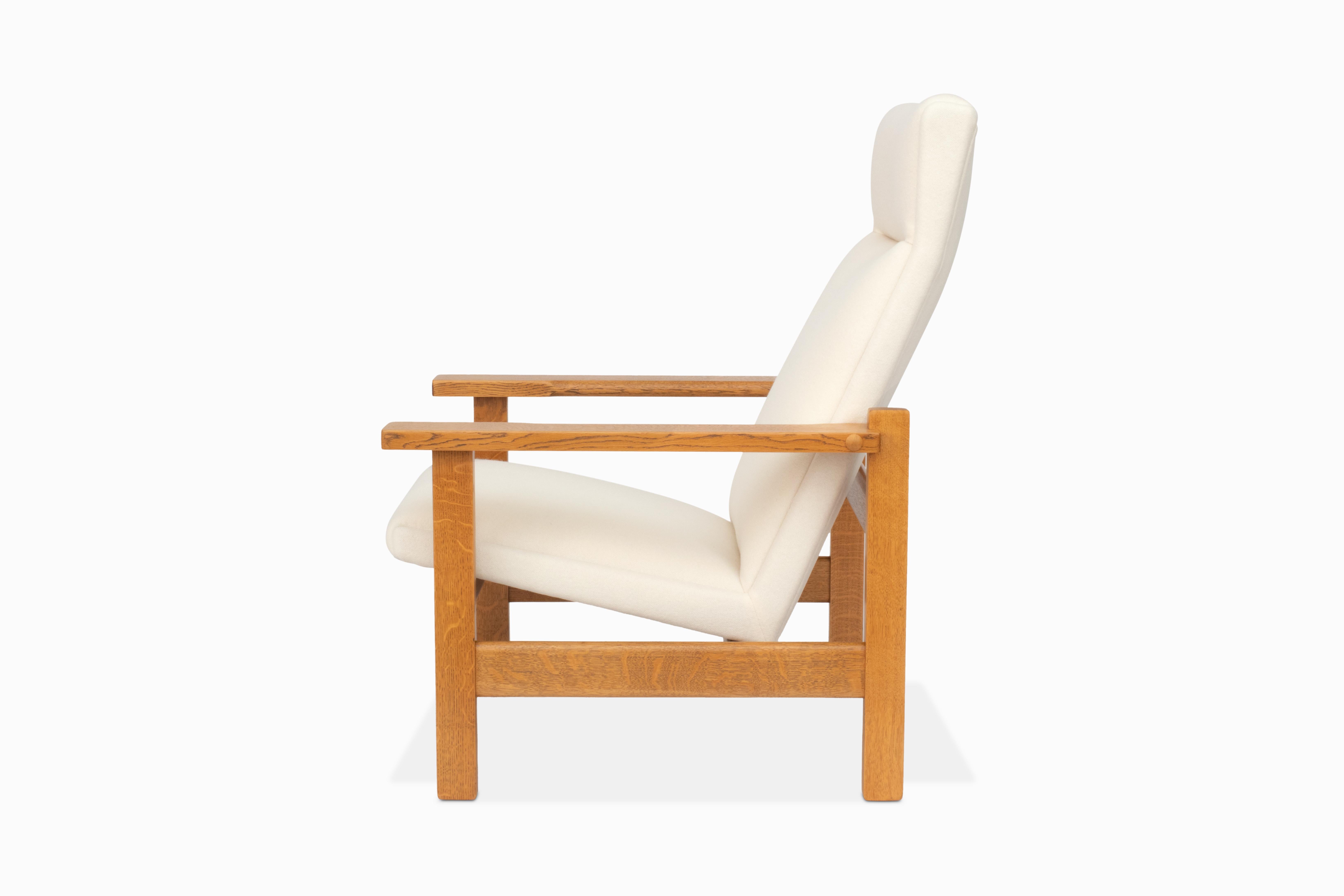 Danish Pair of Getama GE-163a Oak Lounge Chairs by Hans Wegner For Sale